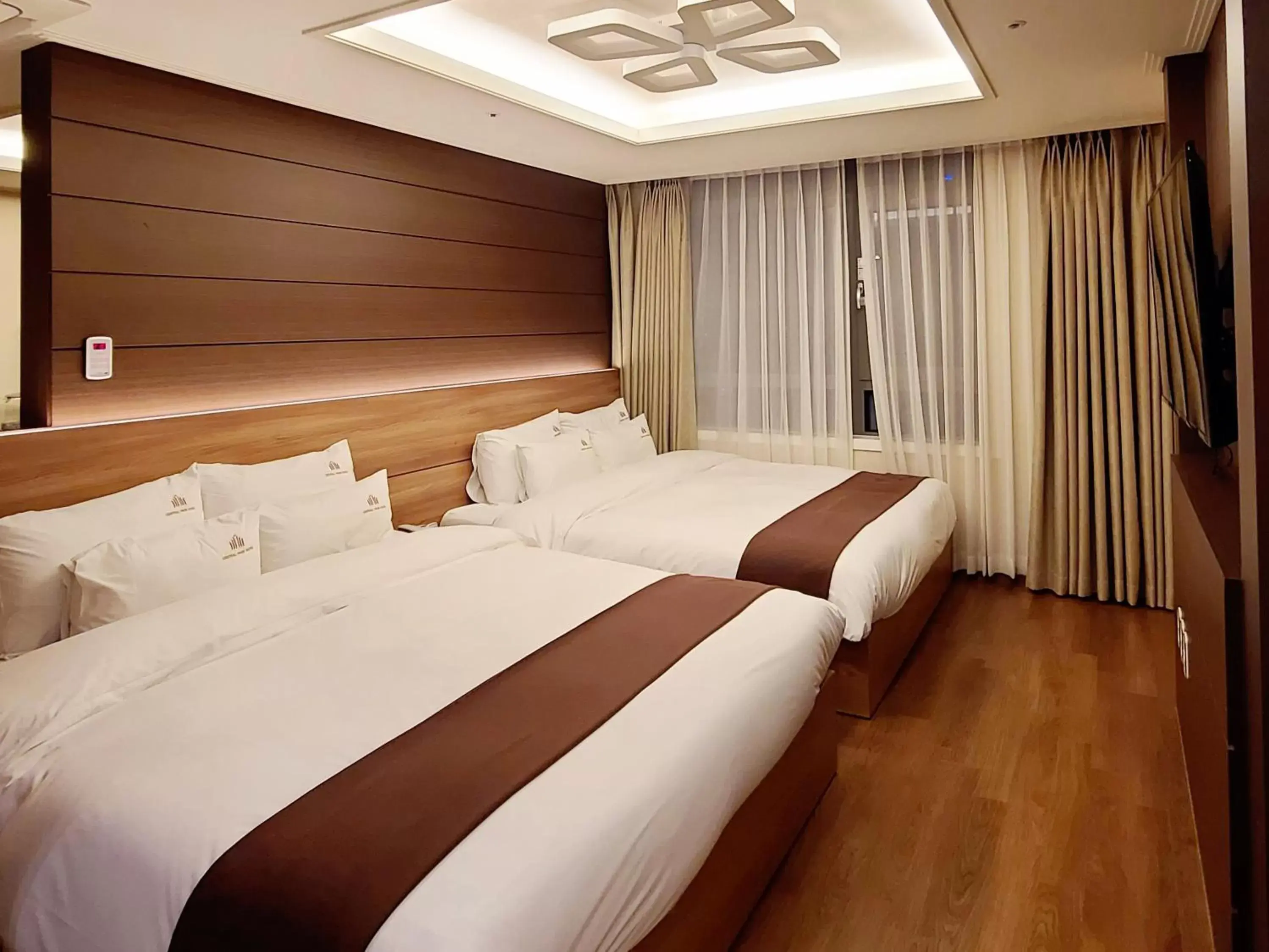 Bed in Central Park Hotel Busan