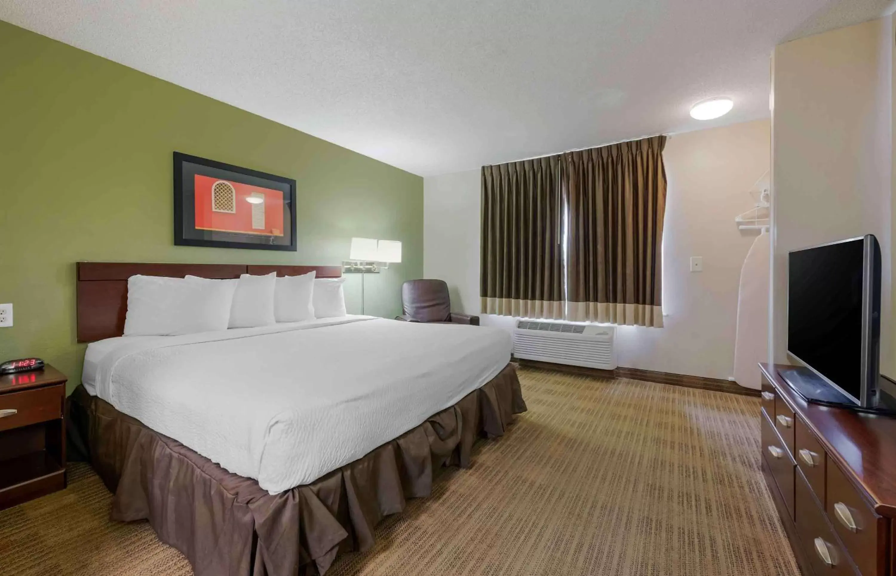 Bedroom, Bed in Extended Stay America Suites - Orlando - Lake Mary - 1036 Greenwood Blvd