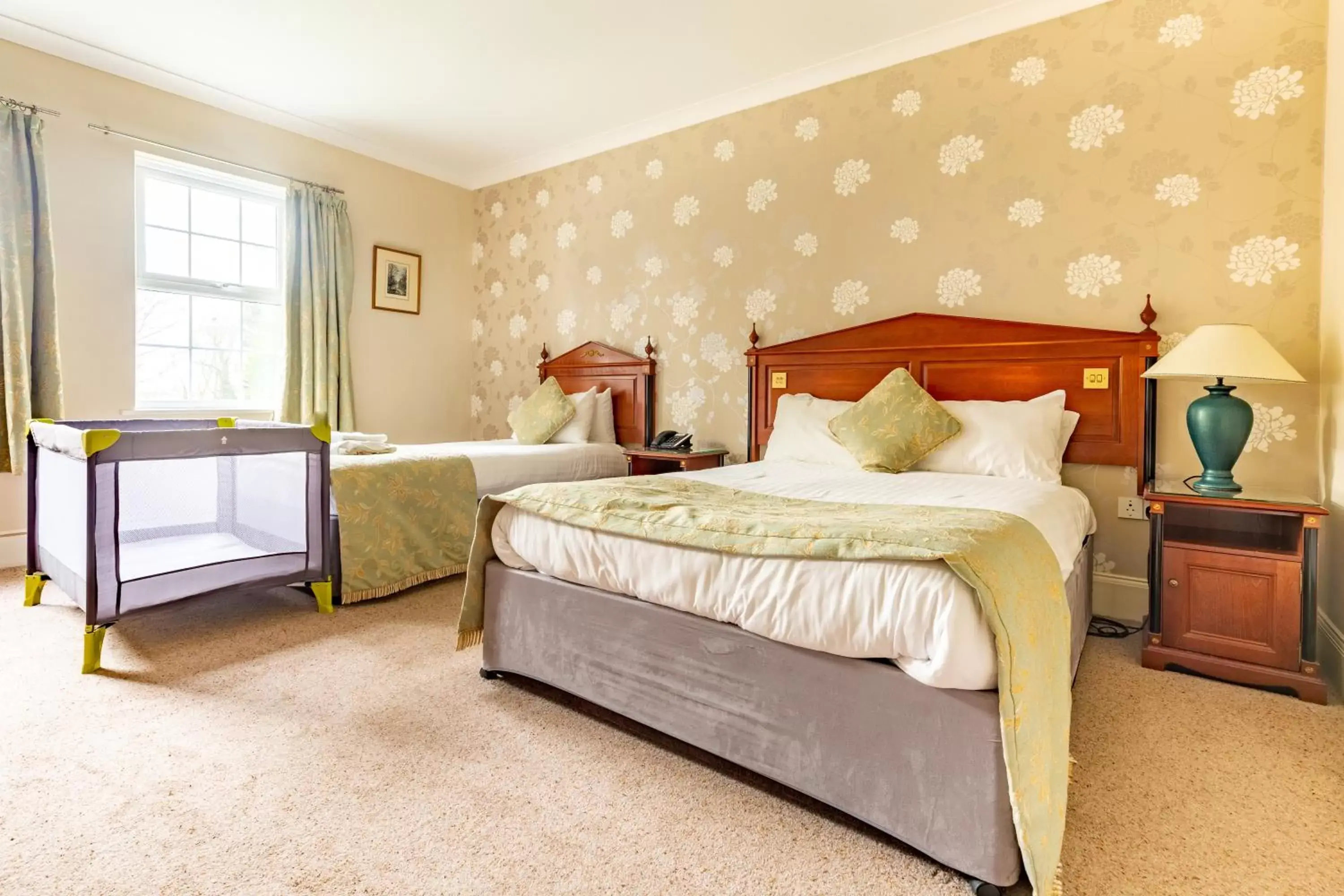 Bedroom, Bed in Woodland Manor Hotel