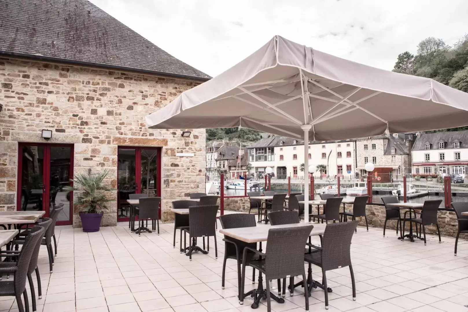Patio, Restaurant/Places to Eat in Mercure Dinan Port Le Jerzual