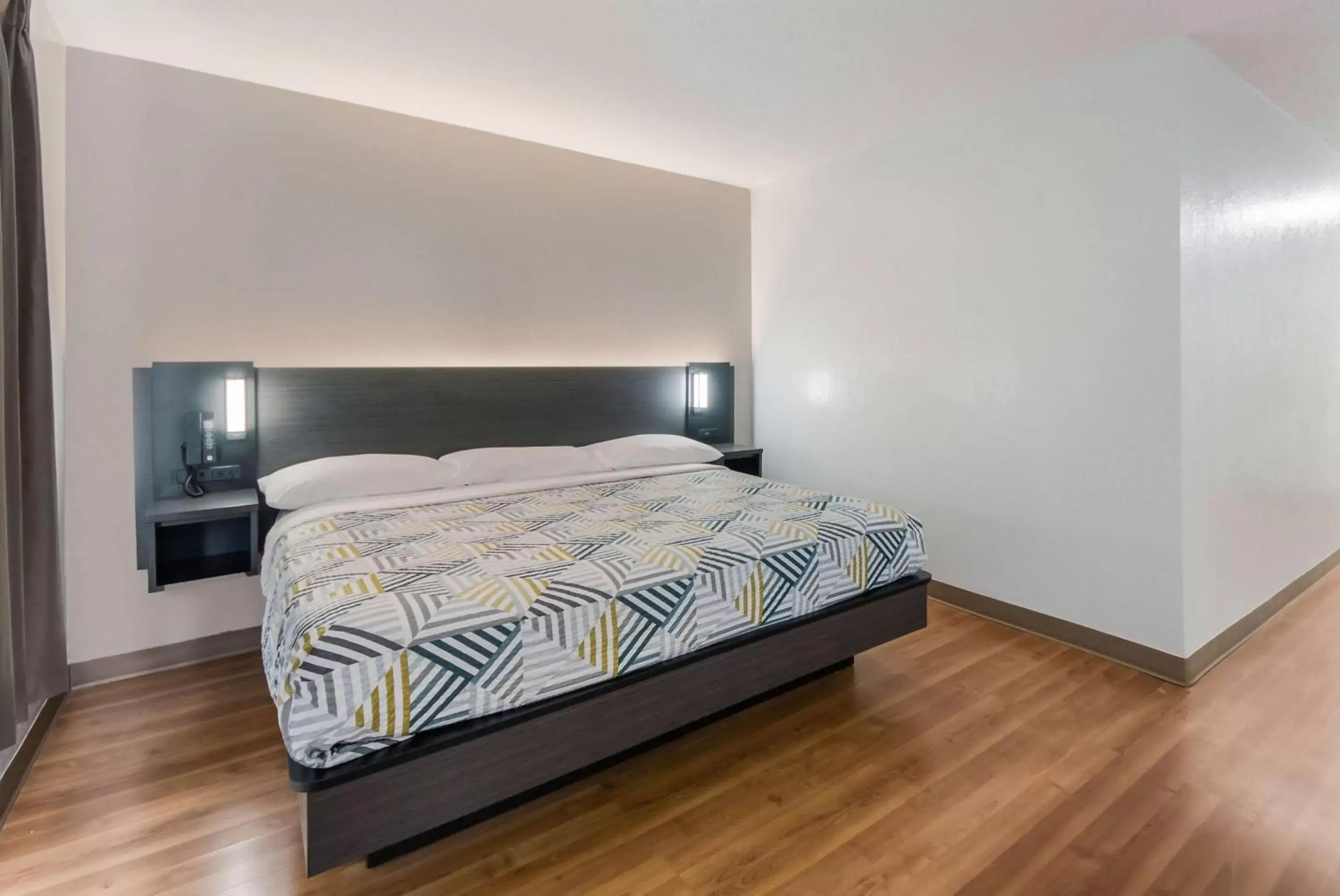 Photo of the whole room, Bed in Studio 6 Laredo, Tx - North I-35 Photo of the whole room, Bed in Studio 6 Laredo, Tx - North I-35