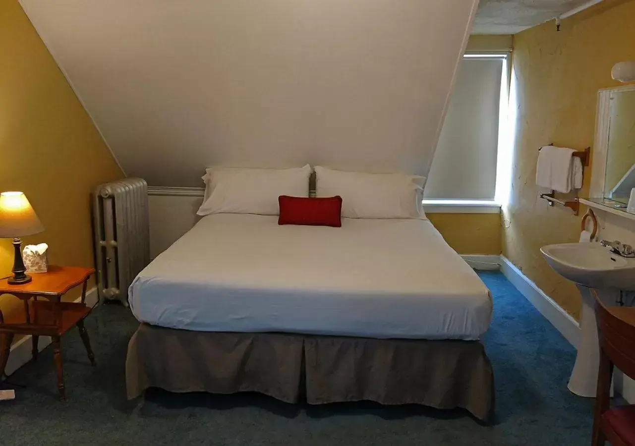 Bedroom, Bed in Thayers Inn Bedroom, Bed in Thayers Inn