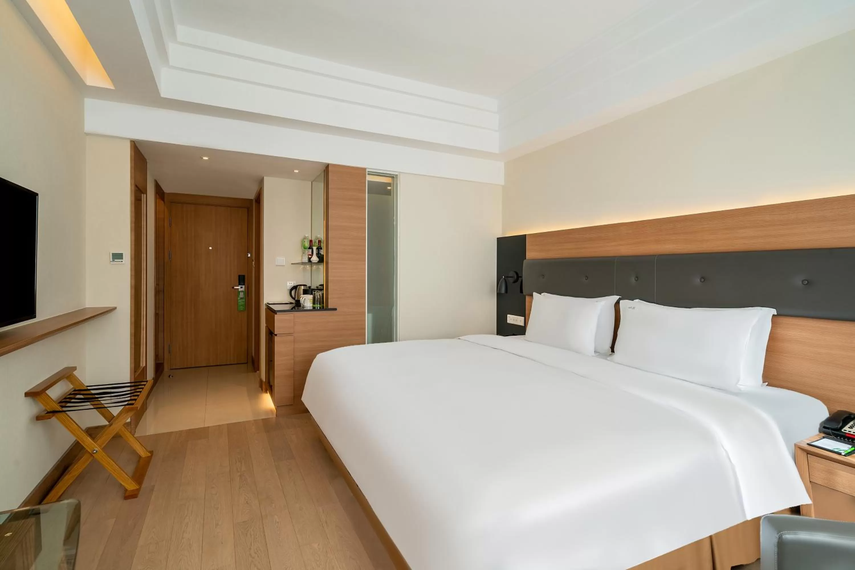 Bed in Holiday Inn Shanghai Hongqiao Central, an IHG Hotel