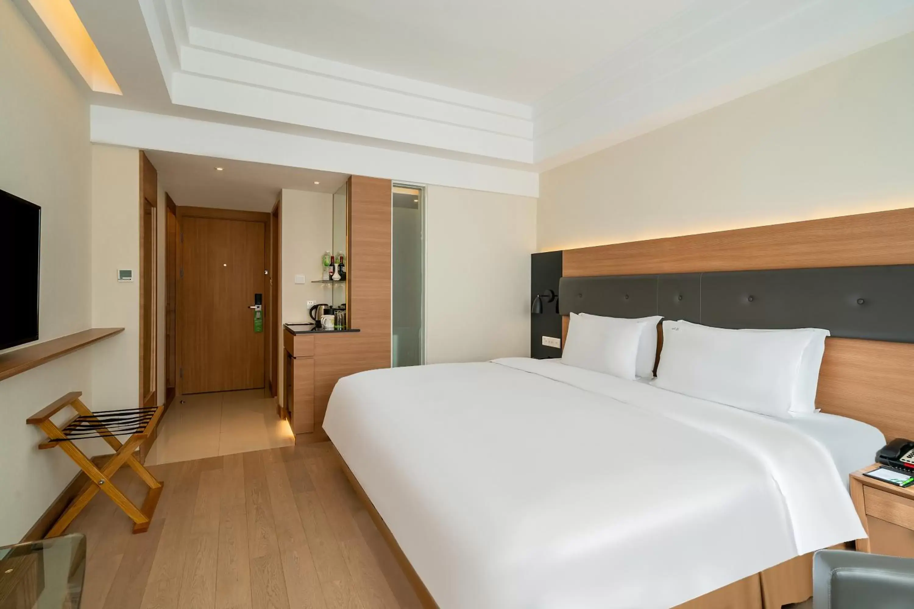 Bed in Holiday Inn Shanghai Hongqiao Central, an IHG Hotel