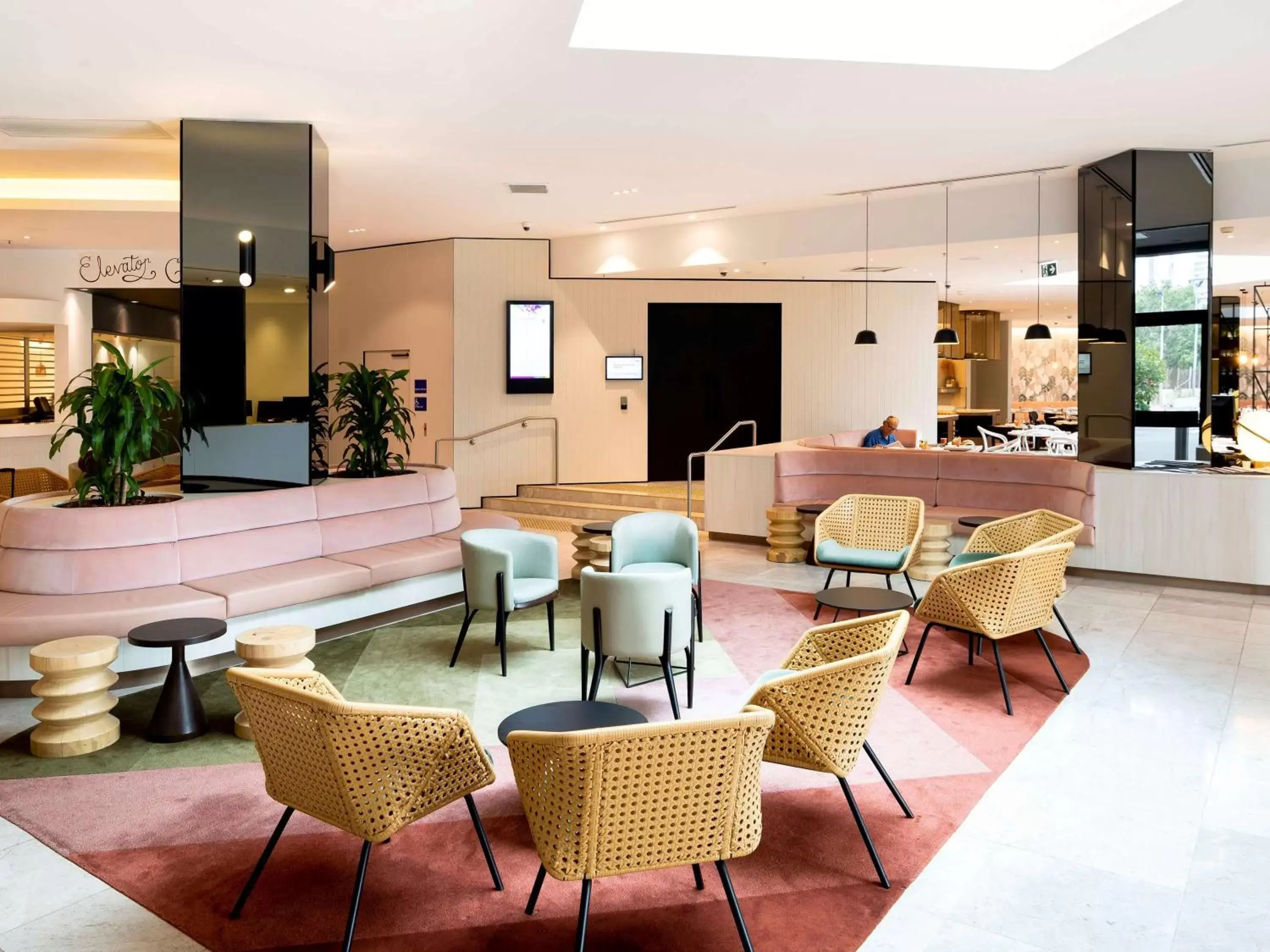 Property building, Lounge/Bar in Novotel Sydney International Airport