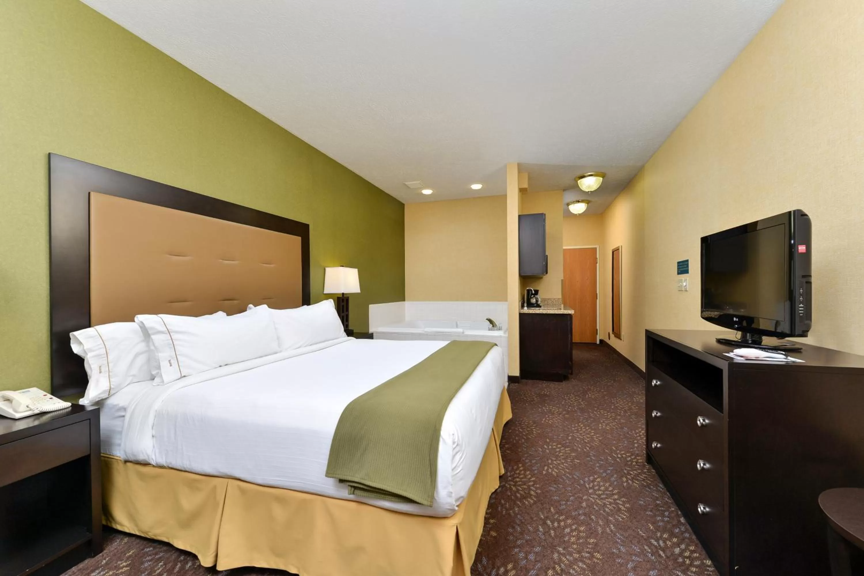Photo of the whole room, Bed in Holiday Inn Express Hotel & Suites Charlotte by IHG