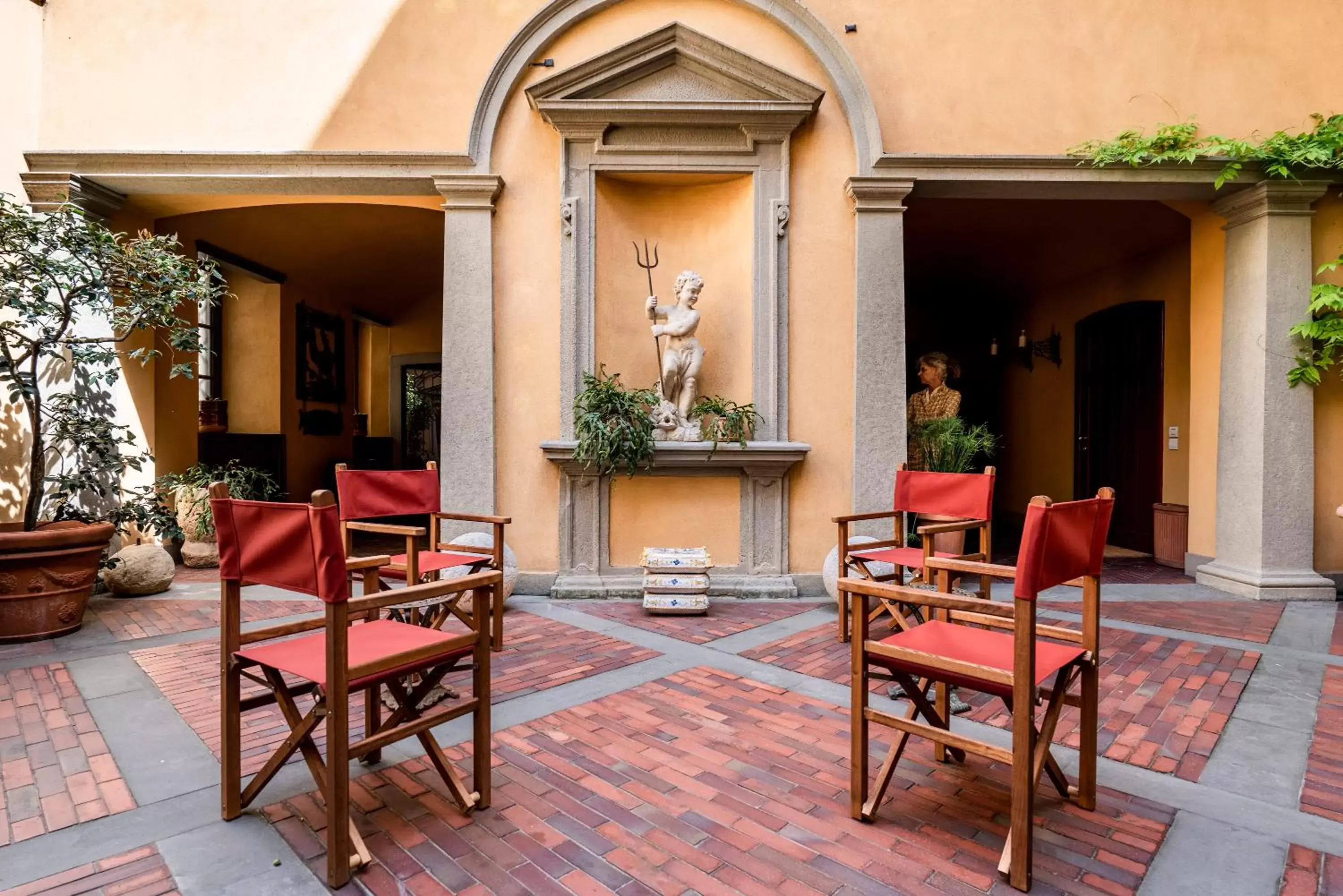 Inner courtyard view in FORESTERIA di PALAZZO RADICI