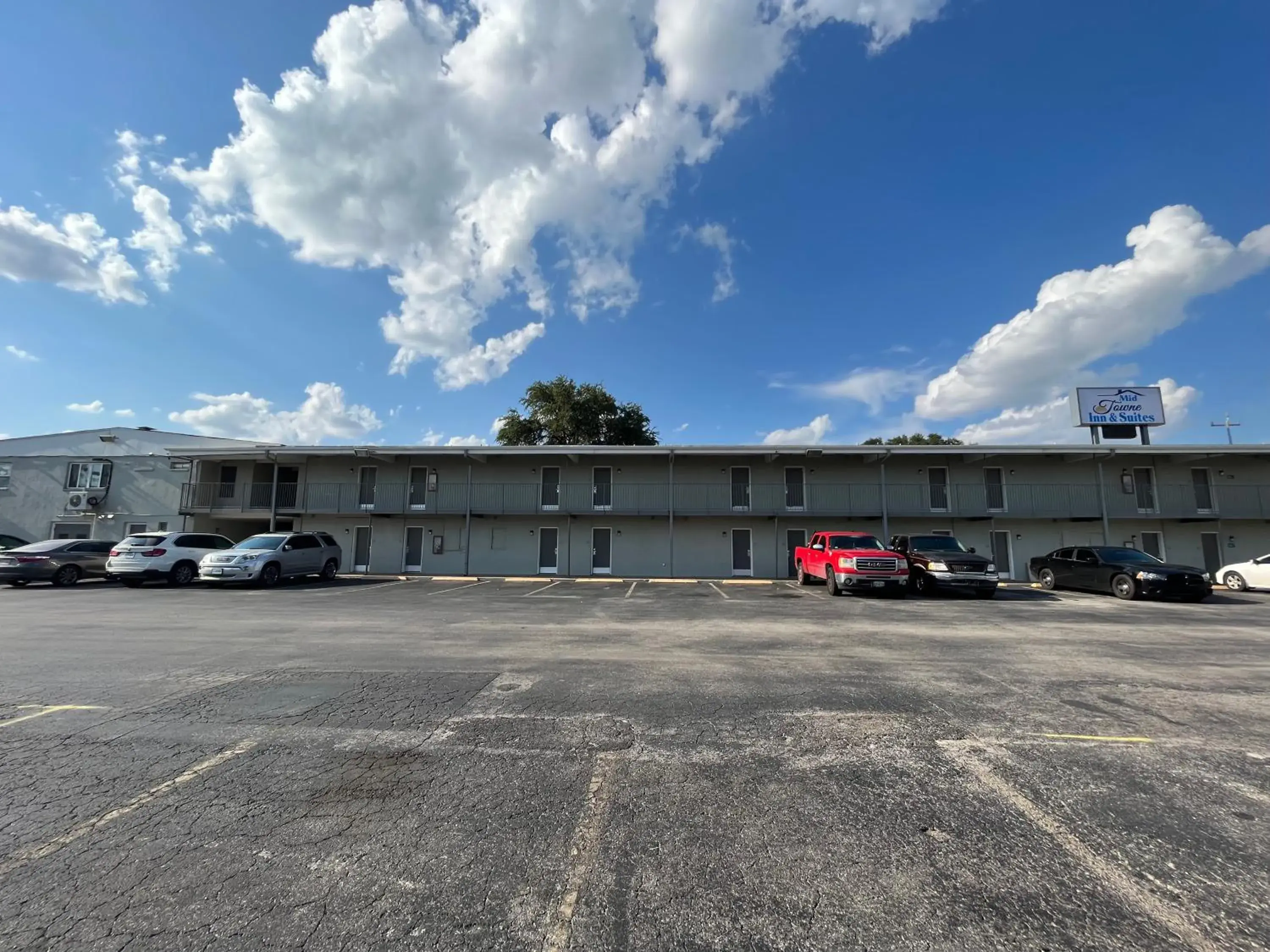 Parking, Property Building in Mid Towne Inn & Suites