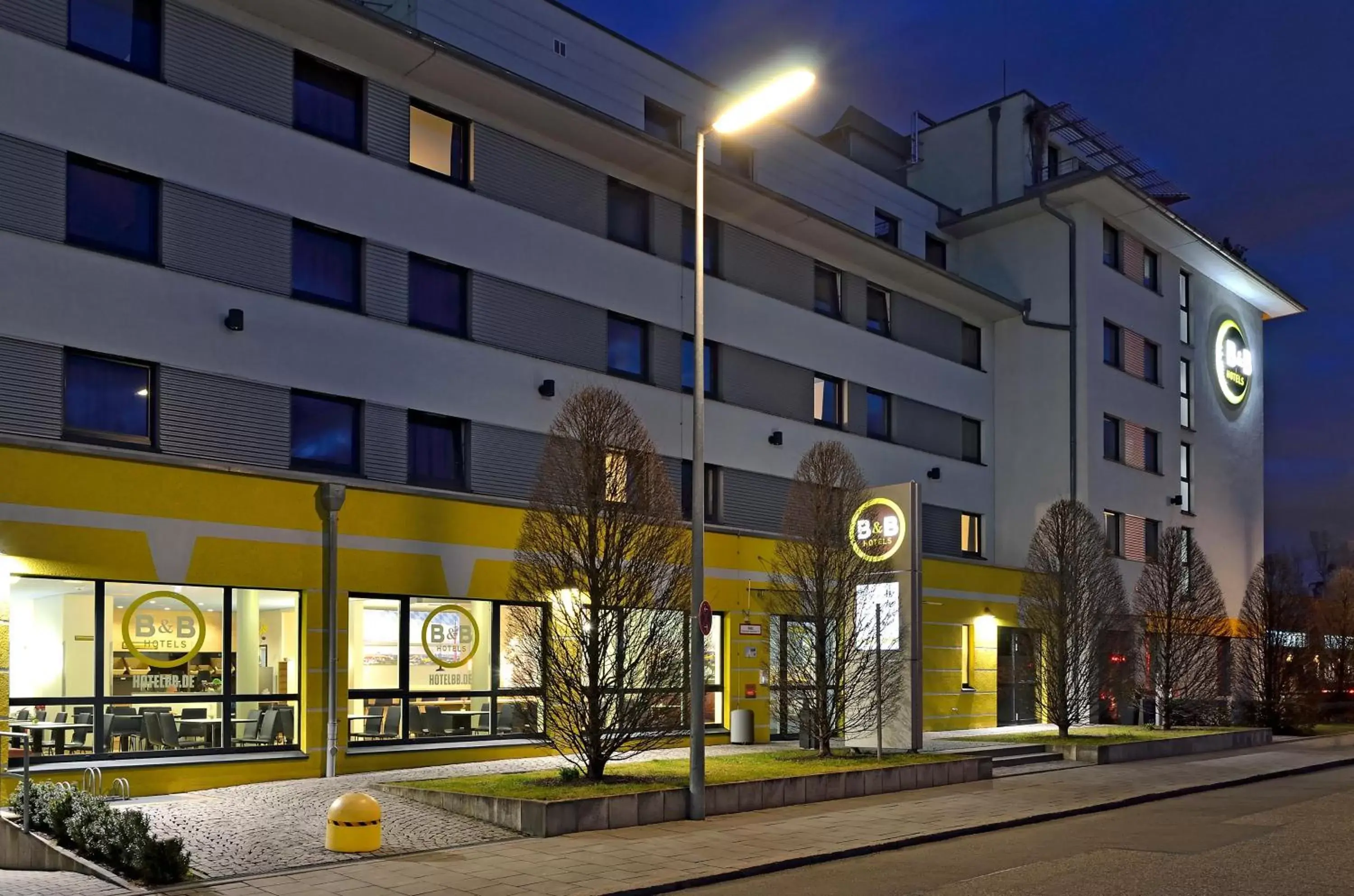 Property Building in B&B Hotel München City-Nord