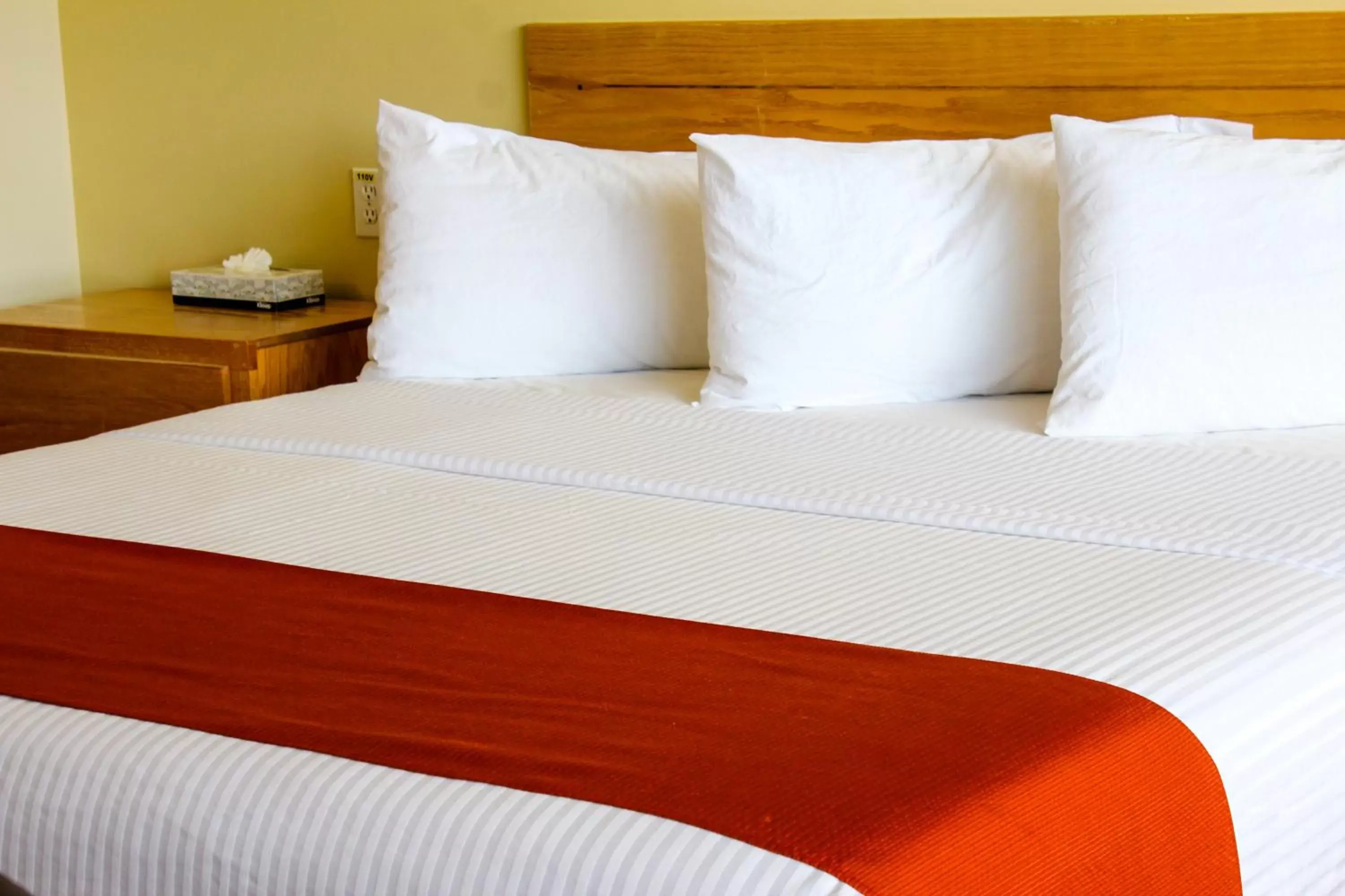 Bed in La Huerta Inn & Suites