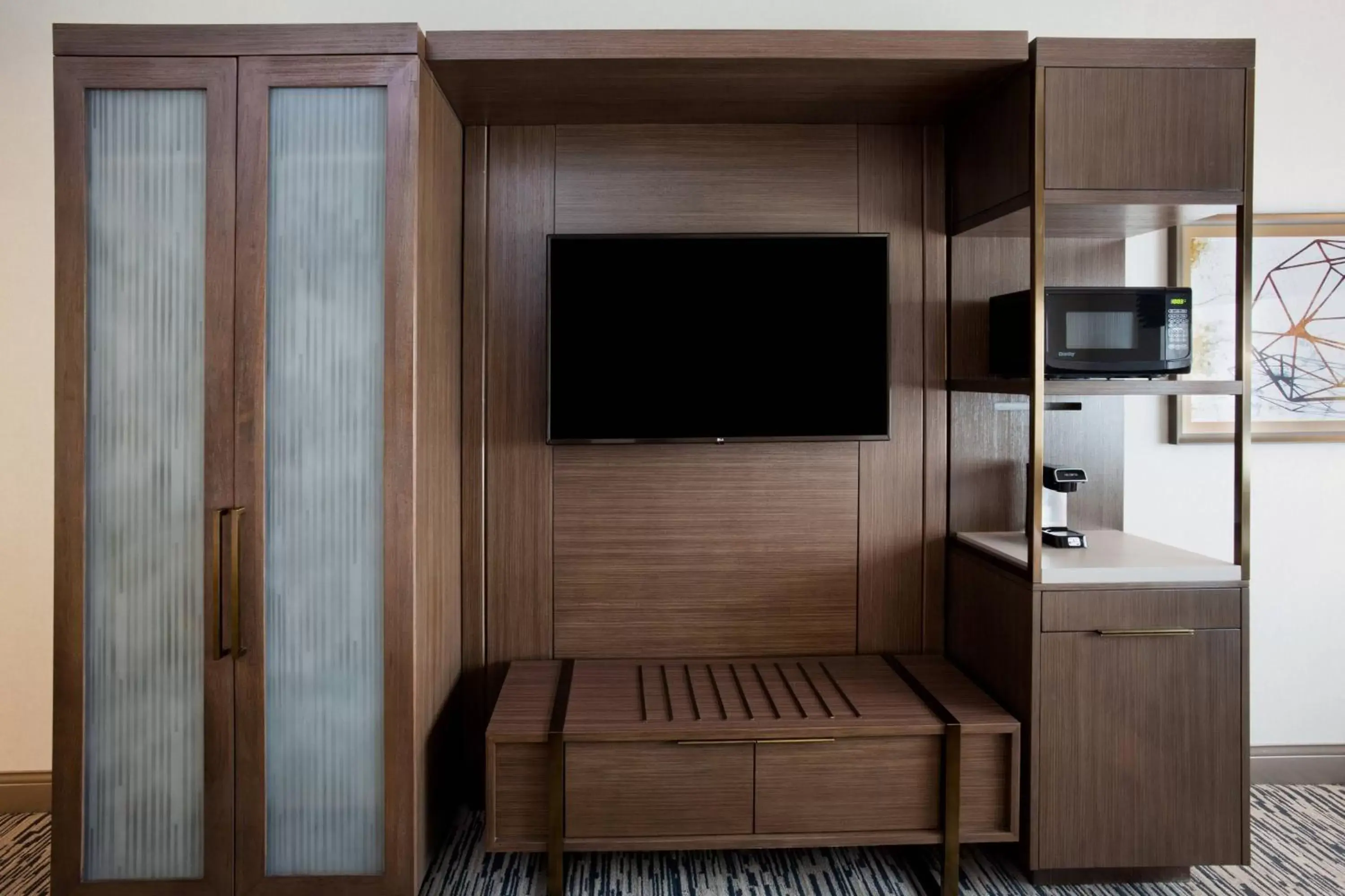 Photo of the whole room, TV/Entertainment Center in Sheraton St Paul Woodbury Hotel