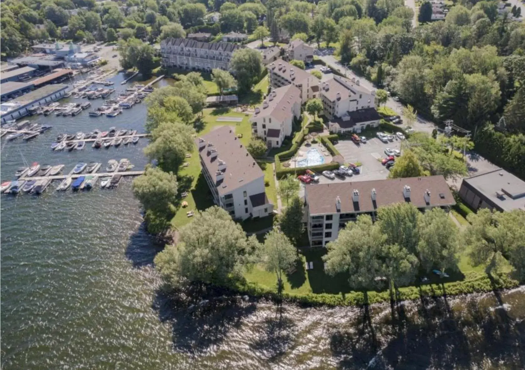 Bird's-eye View in Magog Waterfront Studio 106