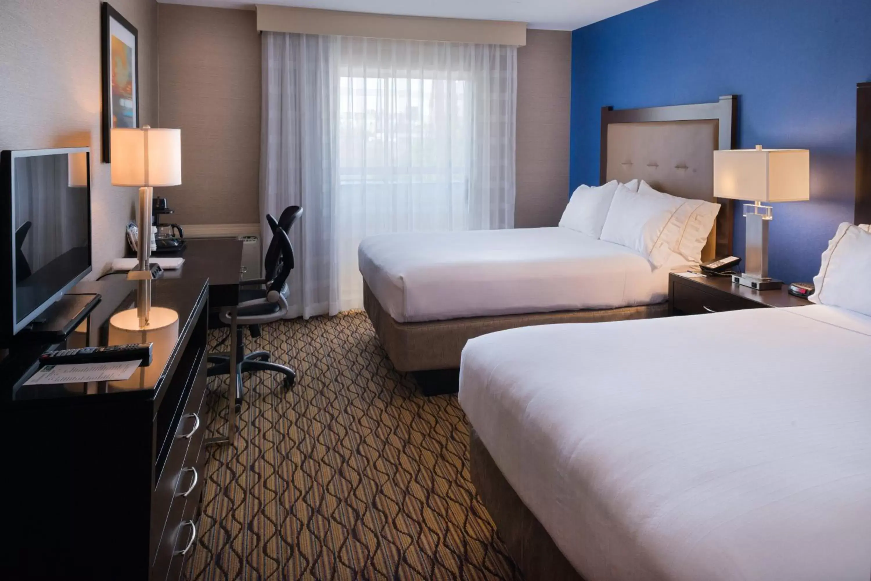 Photo of the whole room, Bed in Holiday Inn Express Hotel & Suites Pasadena-Colorado Boulevard, an IHG Hotel