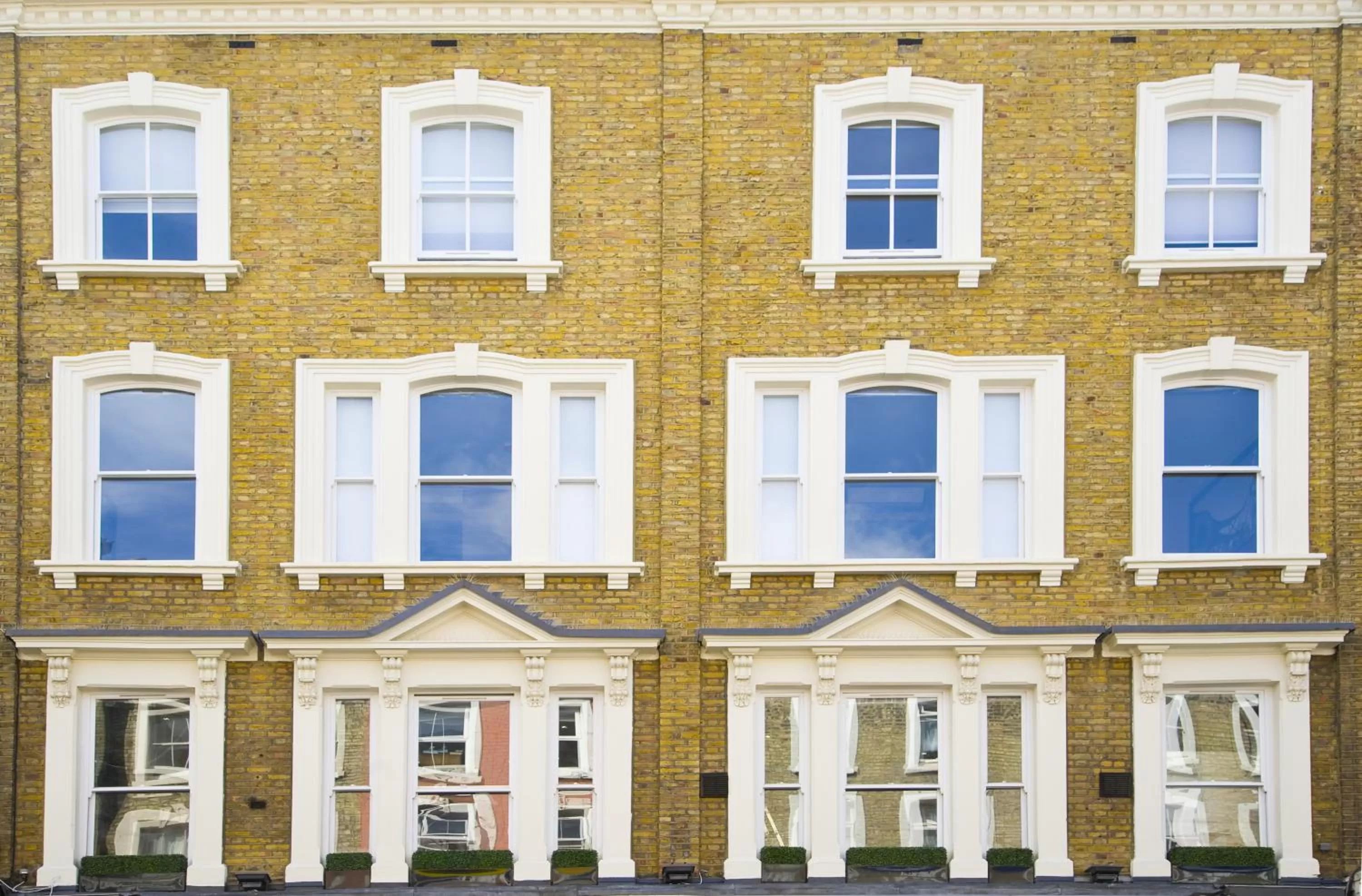 Facade/entrance in London Court Hotel