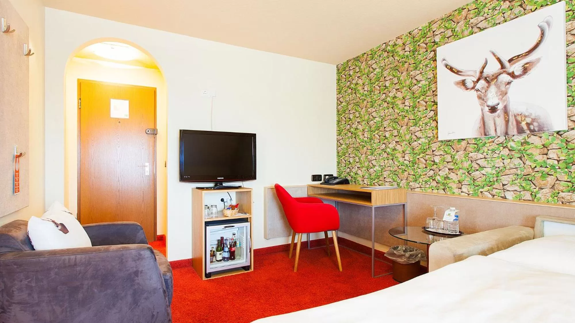 Photo of the whole room, Bed in Hirsch Hotel