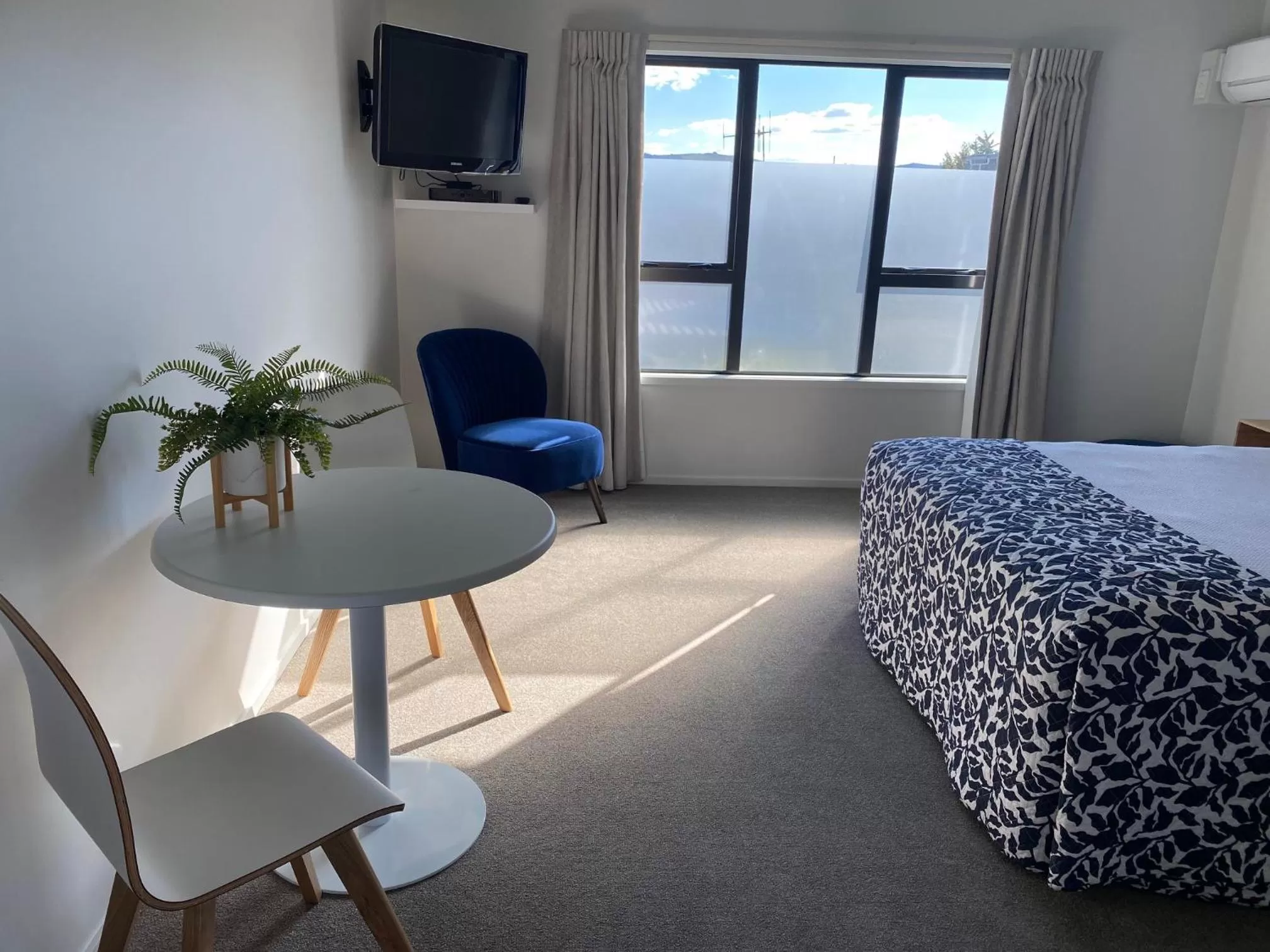Decorative detail, Bed in Alpine Lake Motel