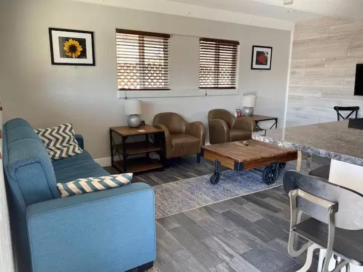 Living room, Seating Area in The Flagstone Boutique Inn & Suites
