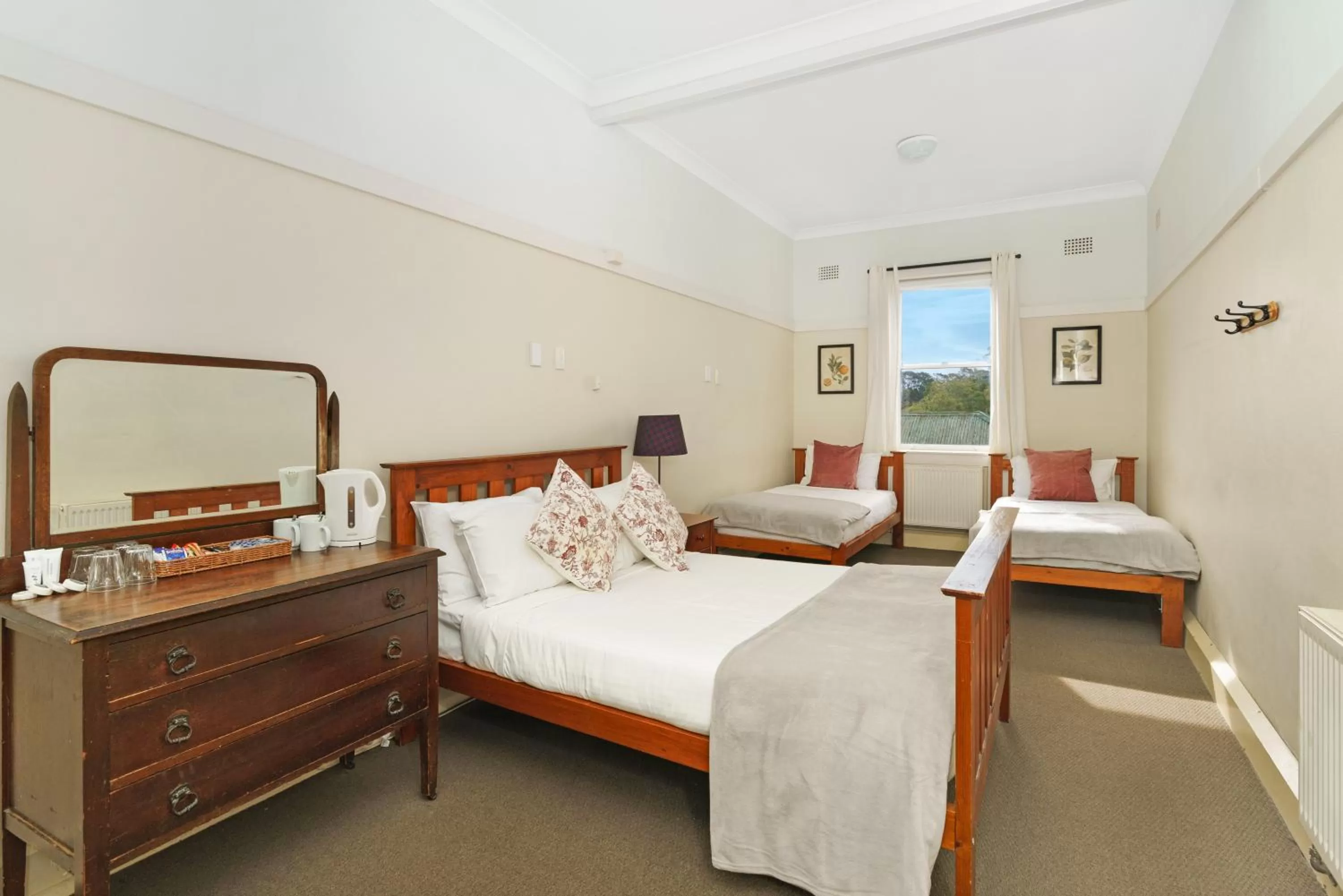 Photo of the whole room, Bed in Bundanoon Hotel