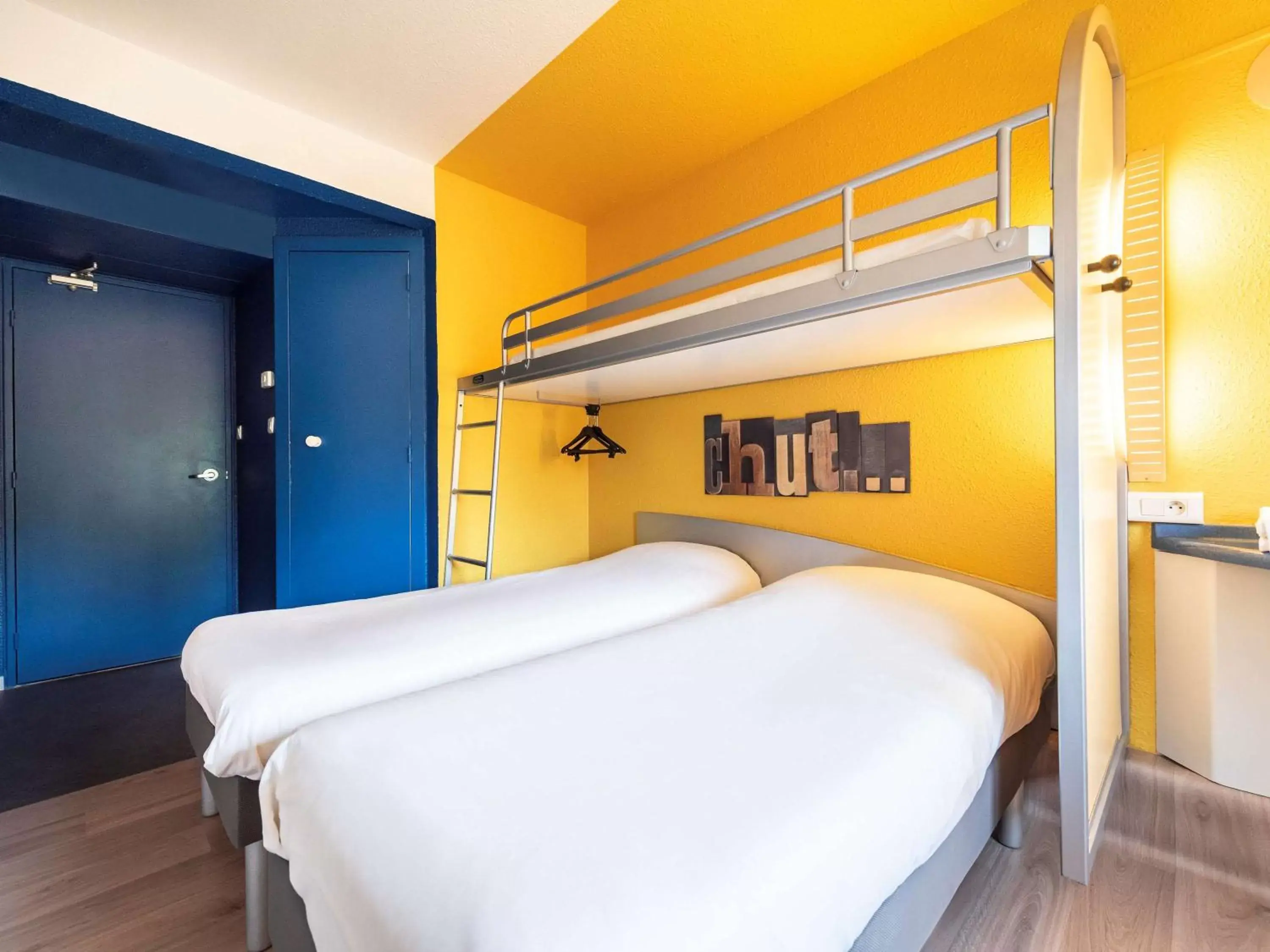 Photo of the whole room, Bed in ibis budget Nimes Caissargues