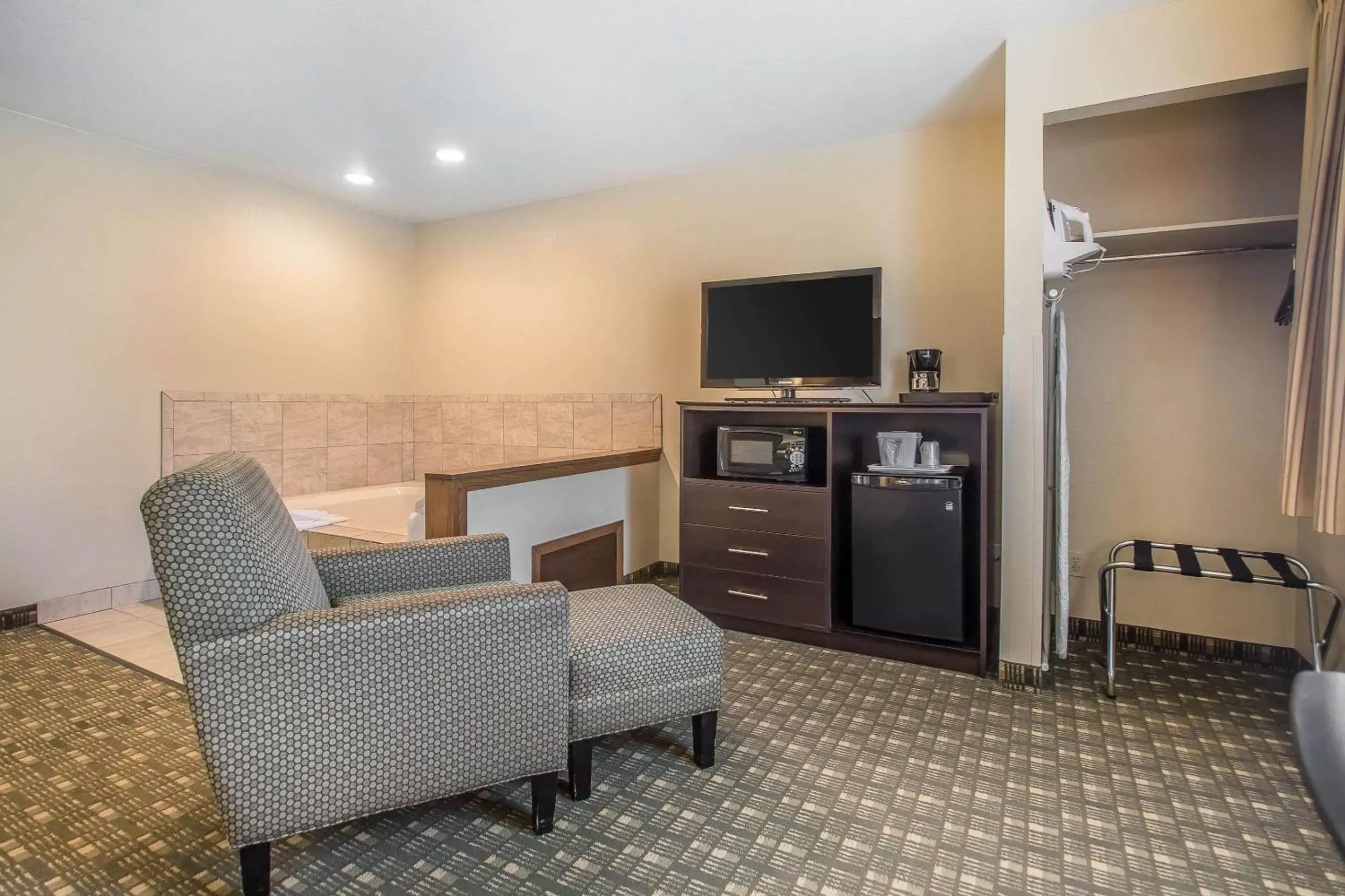Photo of the whole room, Seating Area in Quality Inn & Suites Decorah