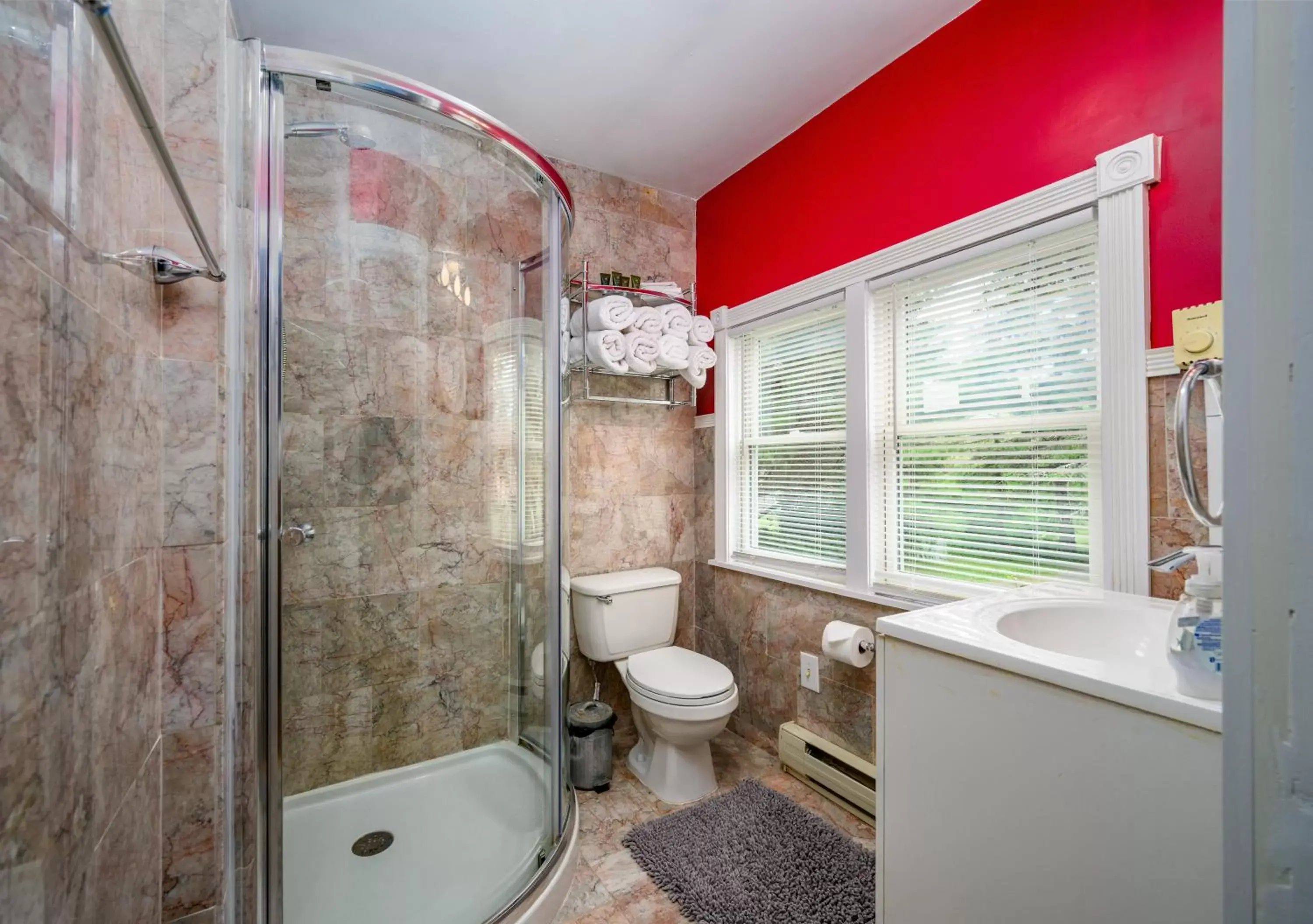 Bathroom in Mountain Treasure Bed and Breakfast