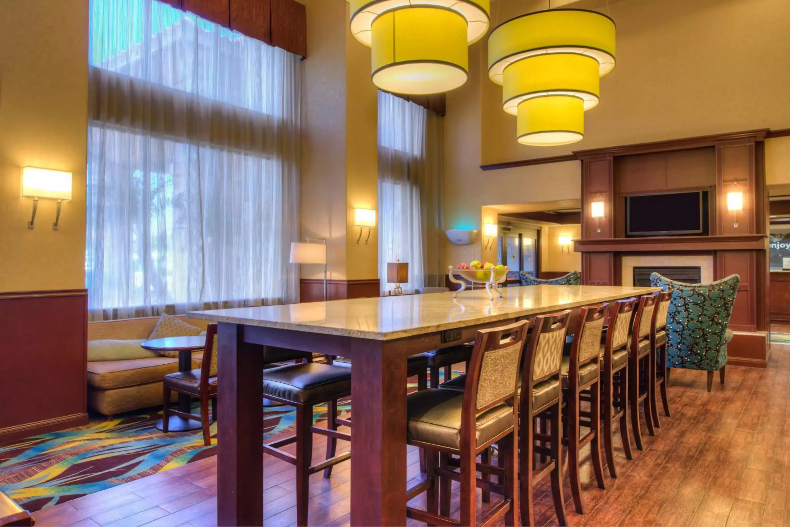 Lobby or reception, Lounge/Bar in Hampton Inn & Suites Ontario