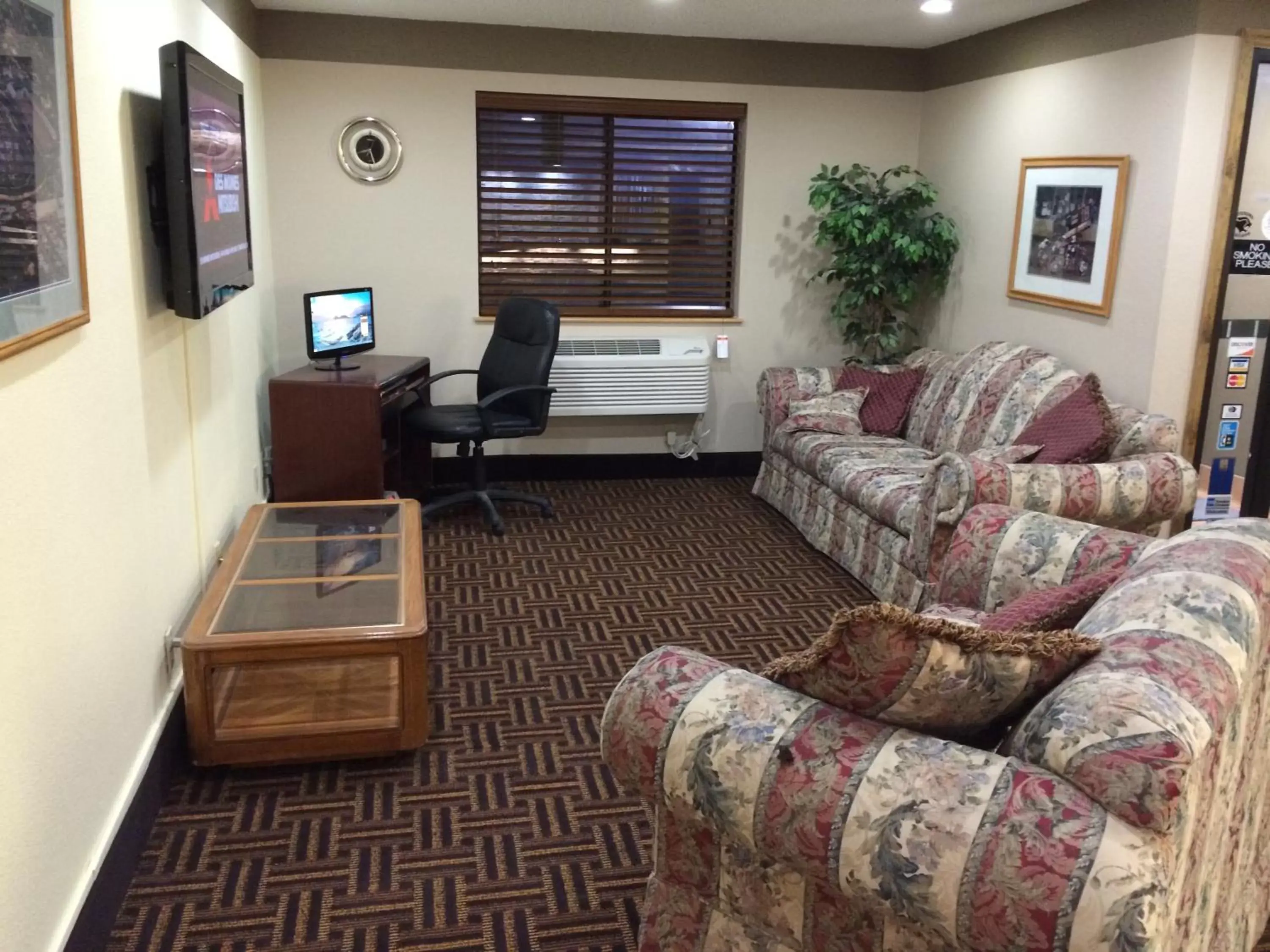 Seating Area in Super 8 by Wyndham Knoxville