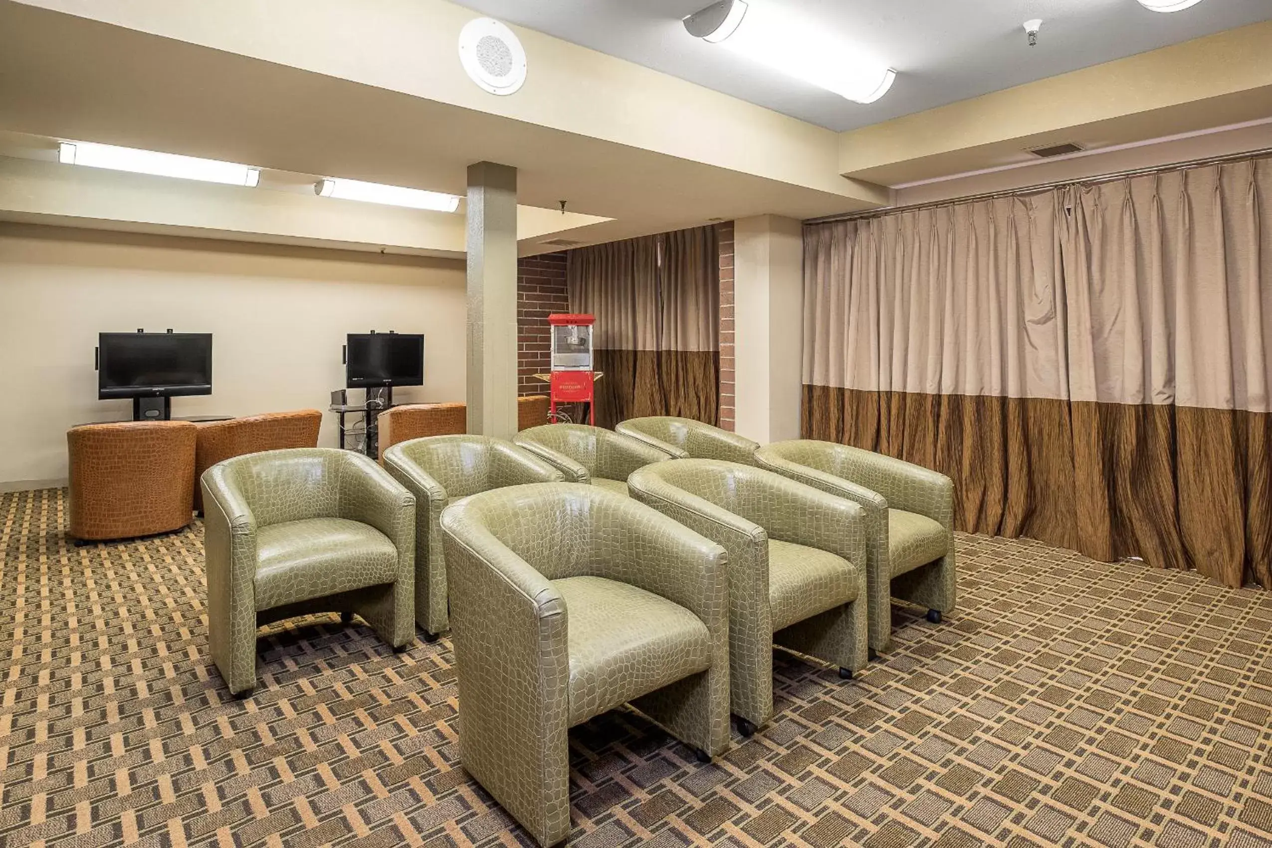 Communal lounge/ TV room in Park Plaza Resort Park City, a Ramada by Wyndham
