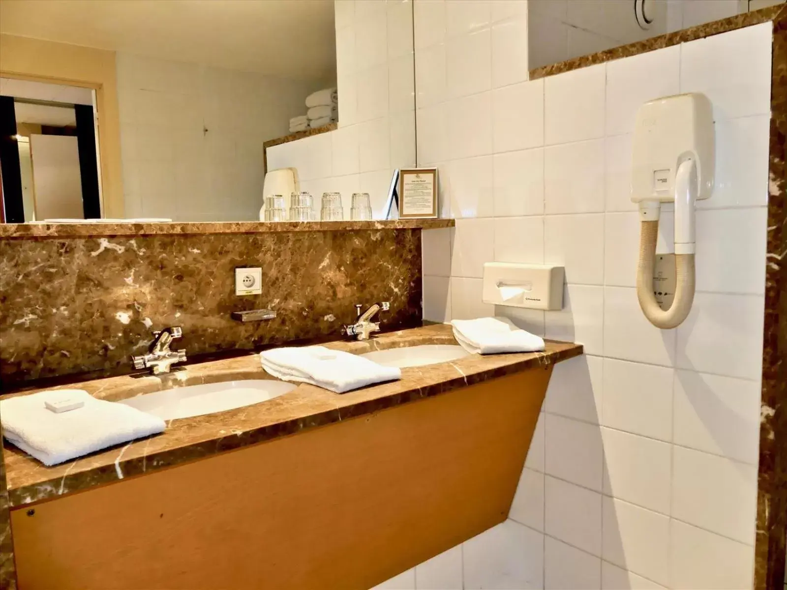 Bathroom in Golden Tulip Hotel de’ Medici