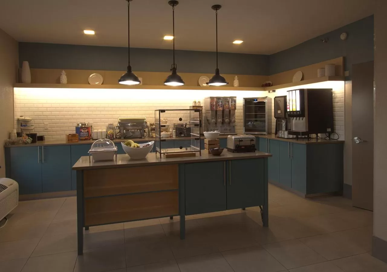 Restaurant/places to eat in Country Inn & Suites by Radisson, Moline Airport, IL