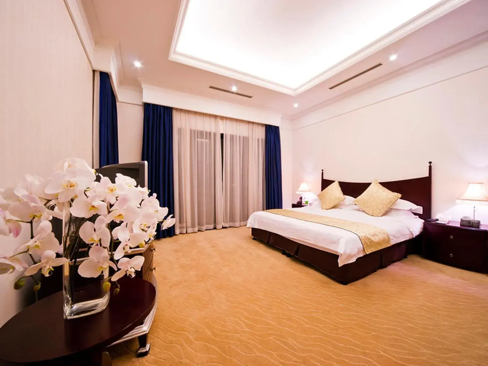 Bed in Ramada Plaza Sino-Bay Shanghai