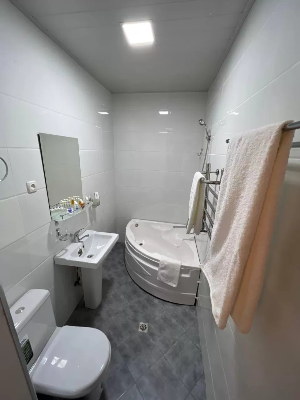 Bathroom in Samarabonu Hotel