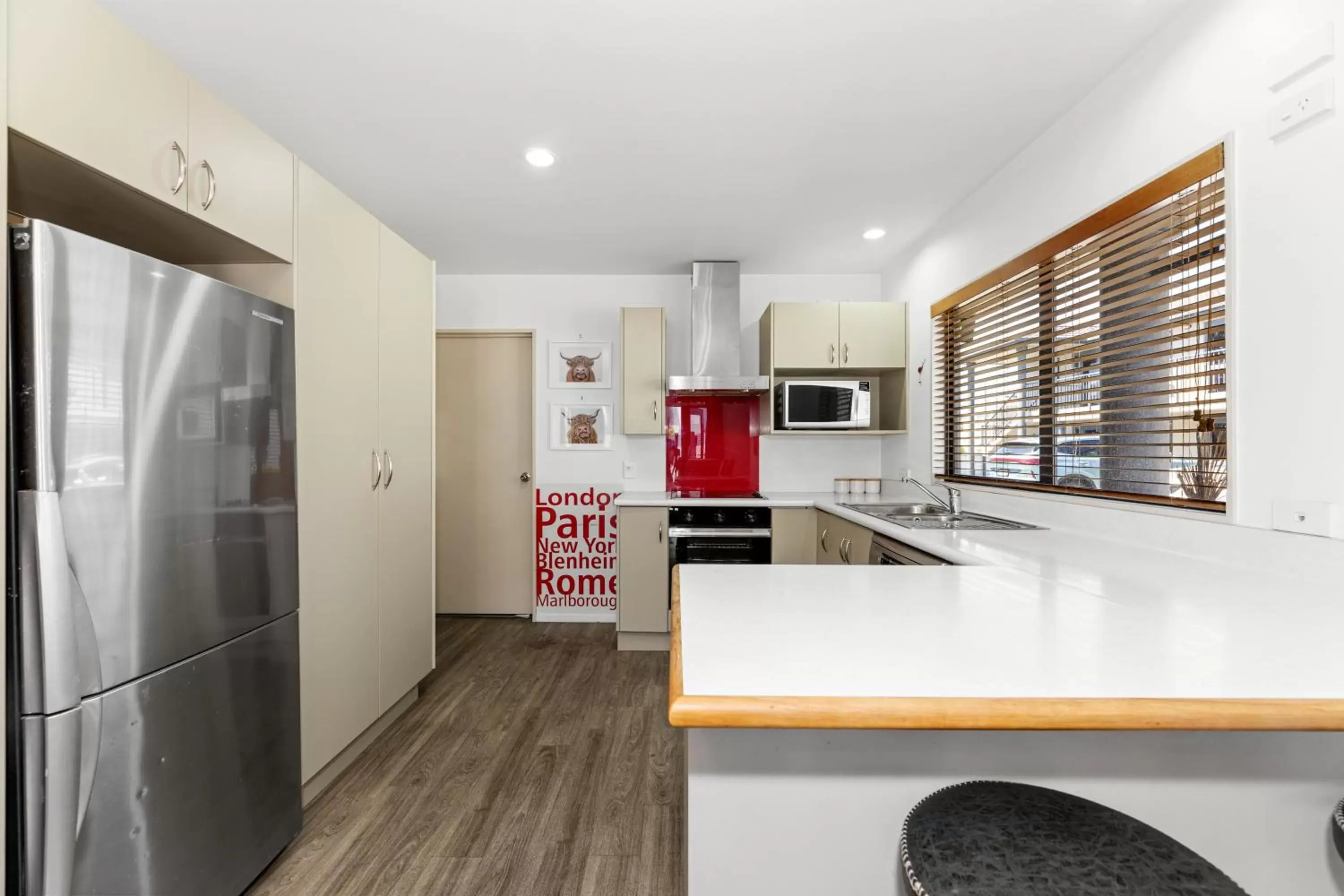 Kitchen/Kitchenette in Blenheim Palms Motel