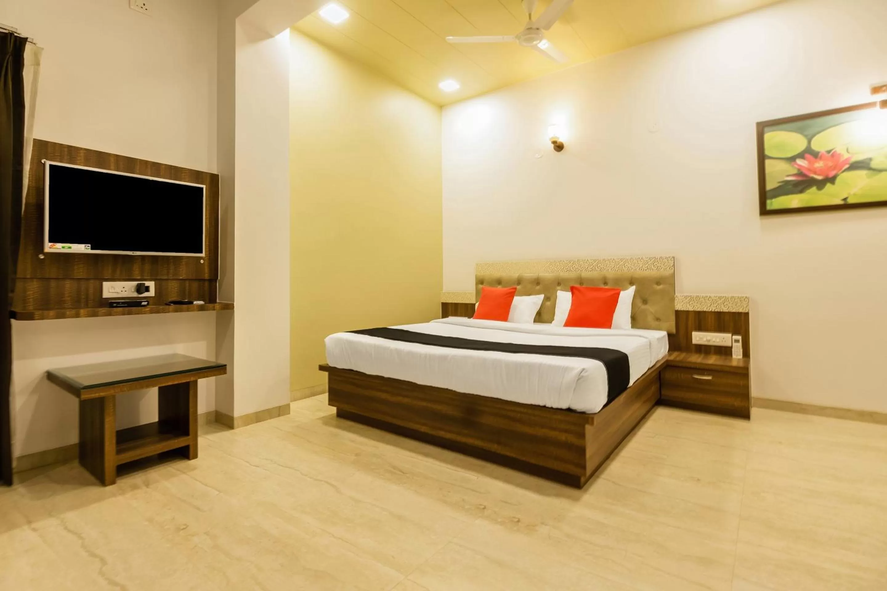 Bedroom, Bed in Hotel Om Inn - Talegaon Dabhade