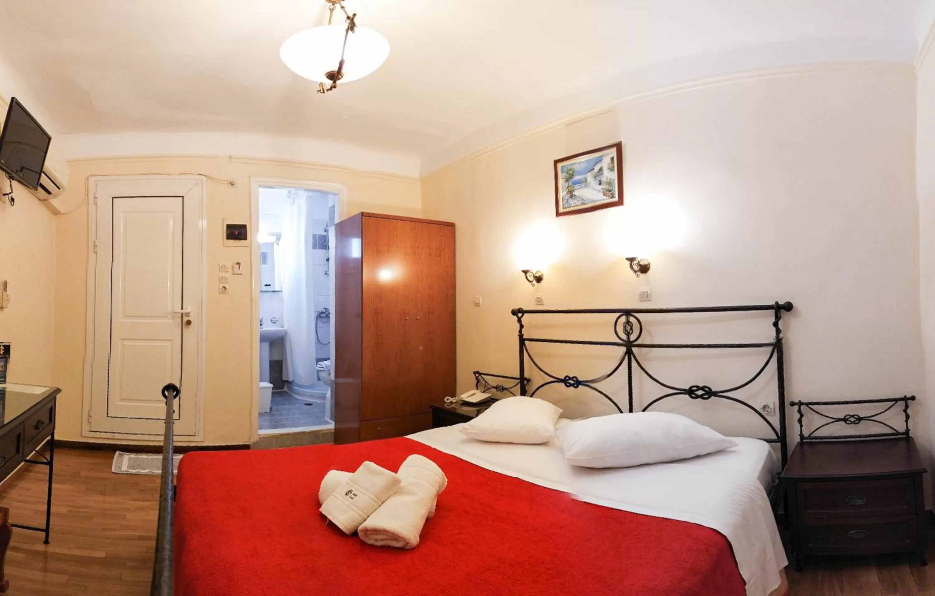 Photo of the whole room, Bed in Cecil Hotel