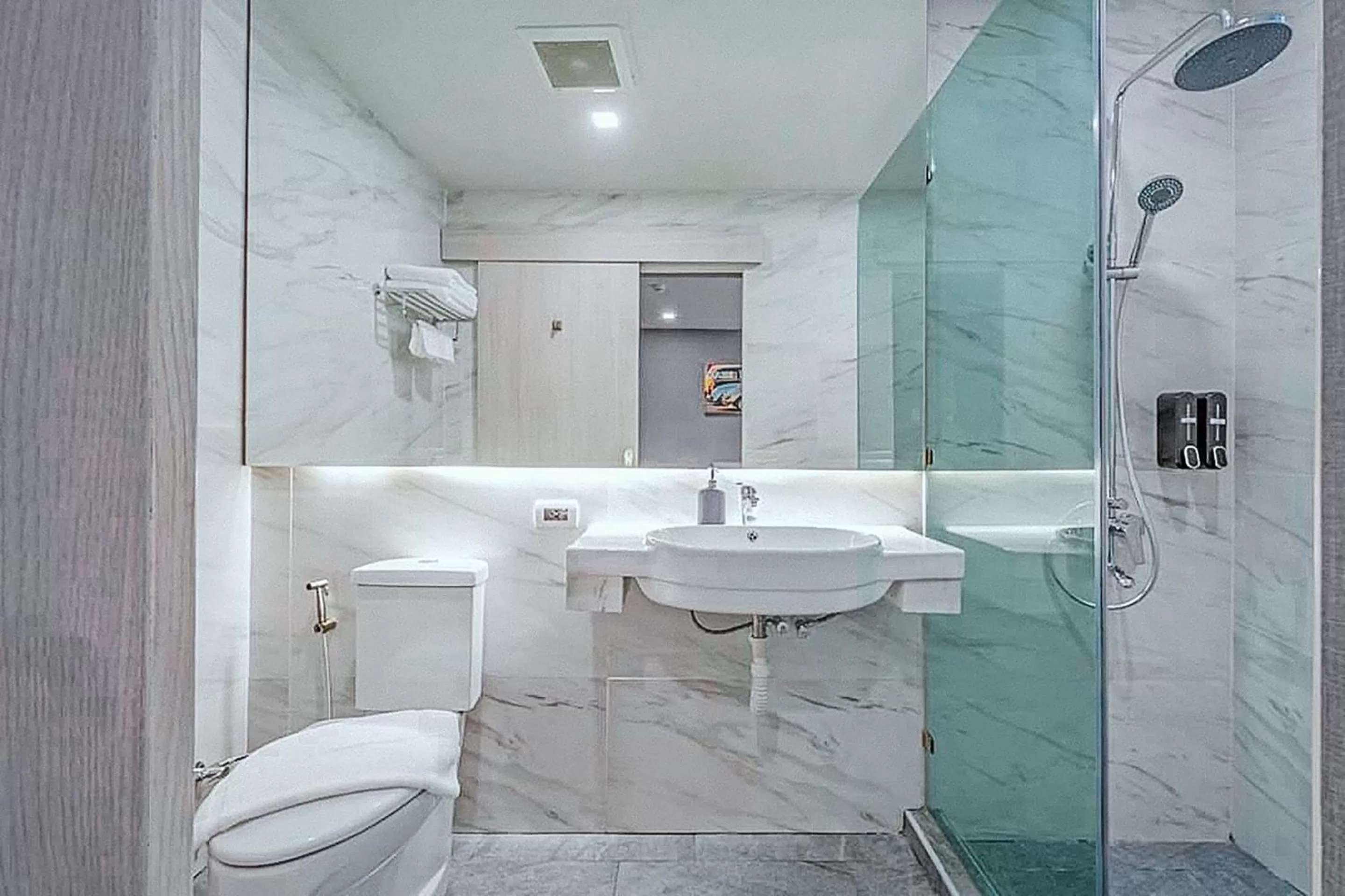 Bathroom in Hyde Park Hotel Bangkok