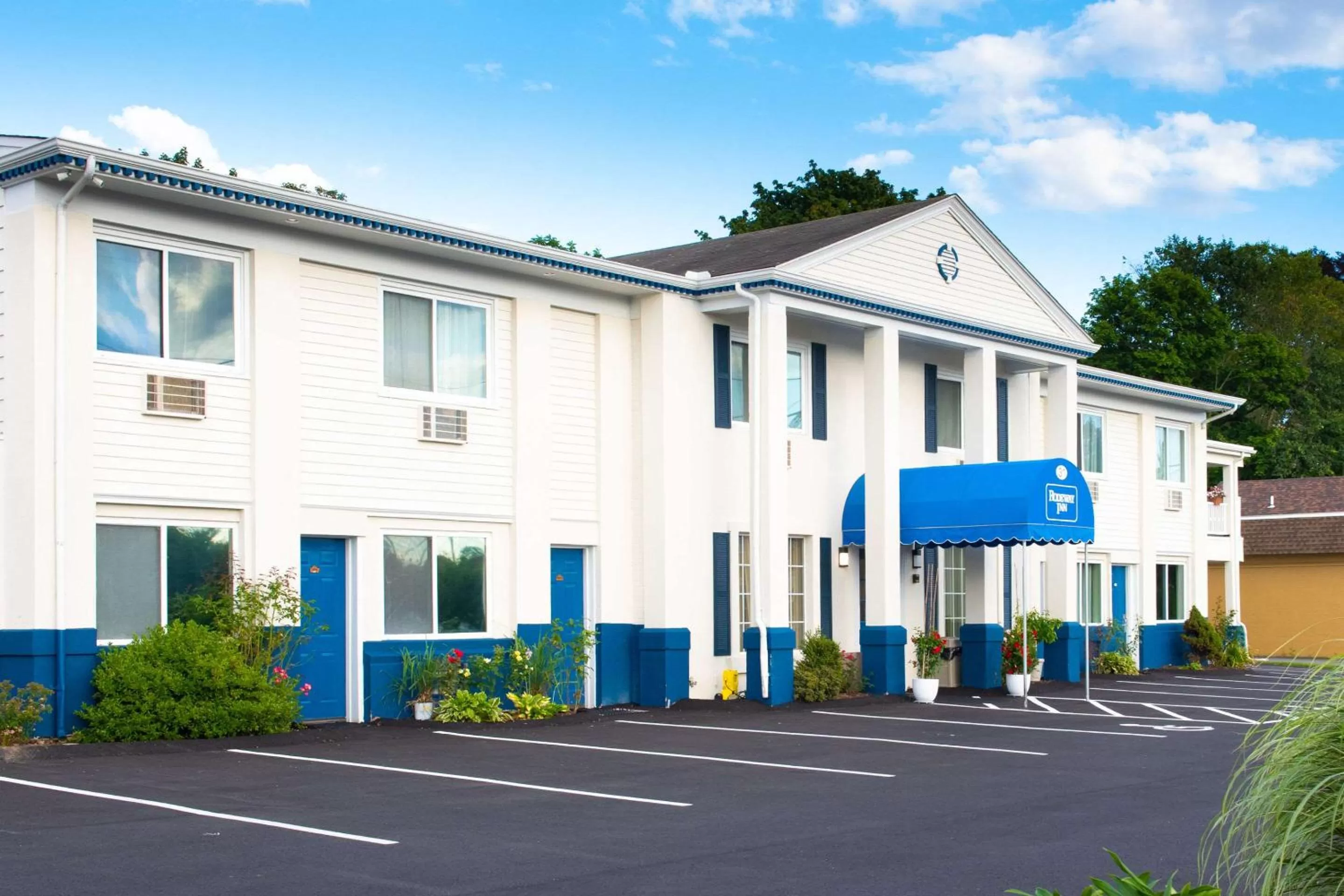 Property building in Rodeway Inn Middletown - Newport