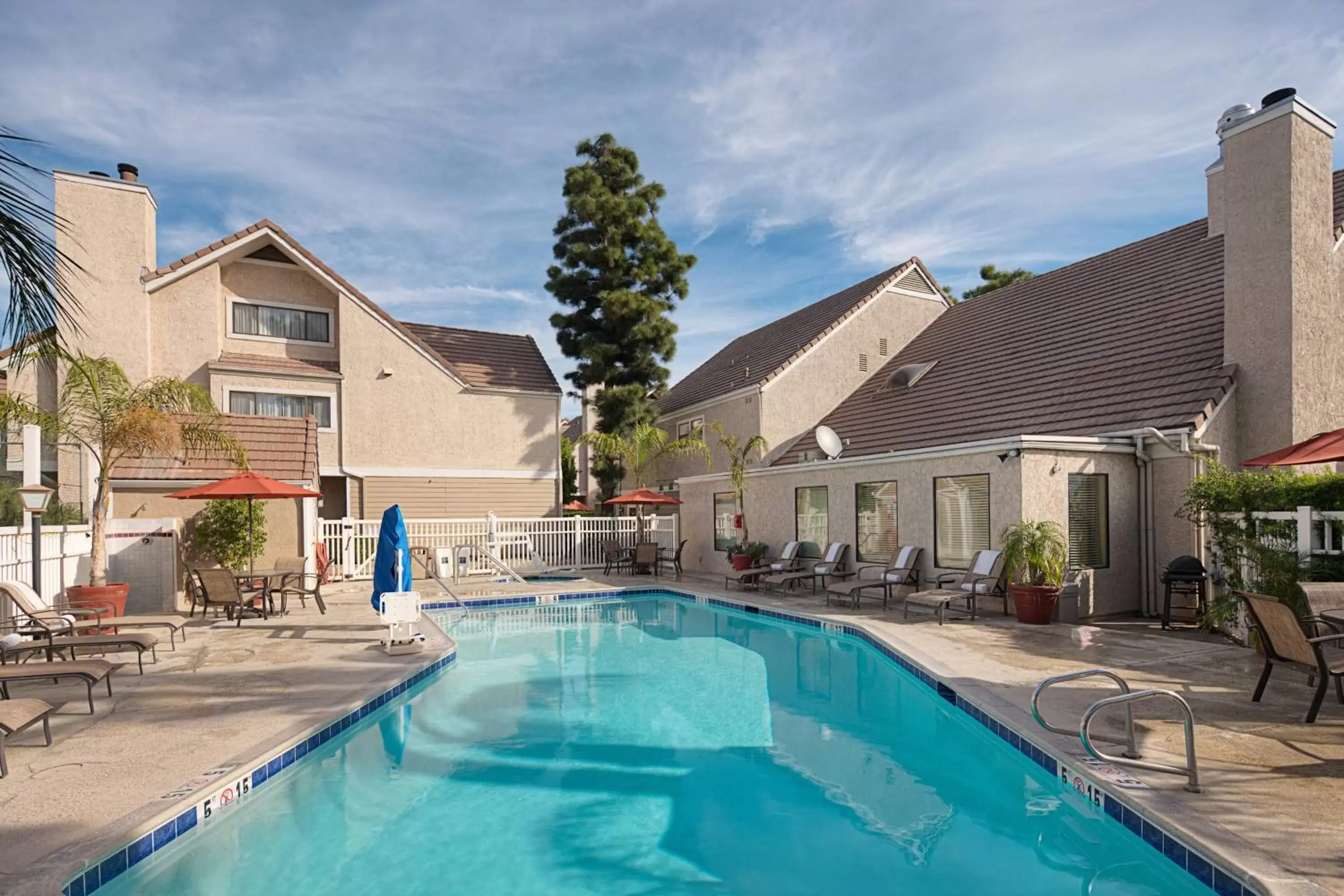 Swimming pool, Property Building in Residence Inn Ontario Airport