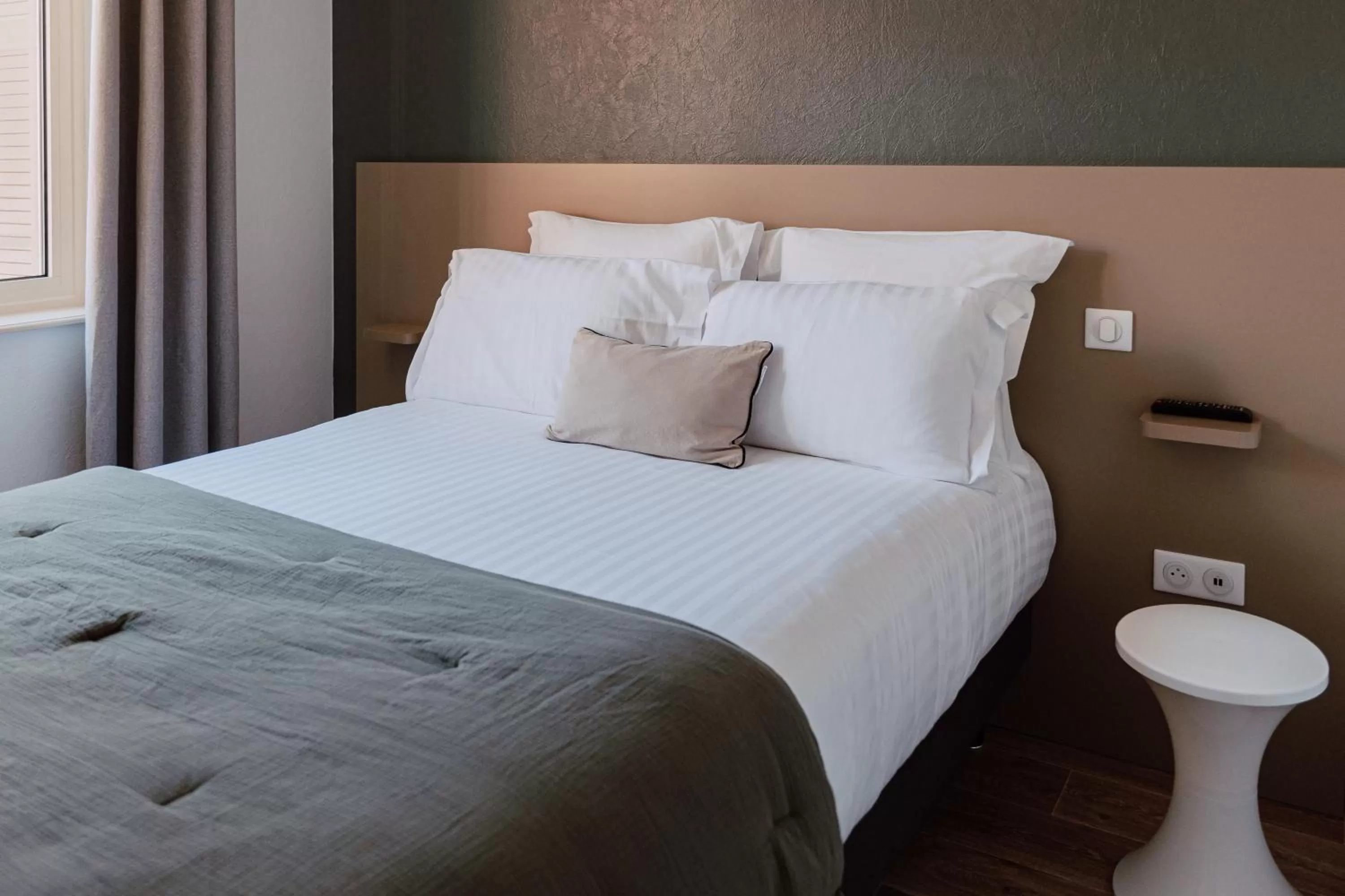 Bed in Mage hôtels - Hôtel la grenette - Brasserie Bonté Divine