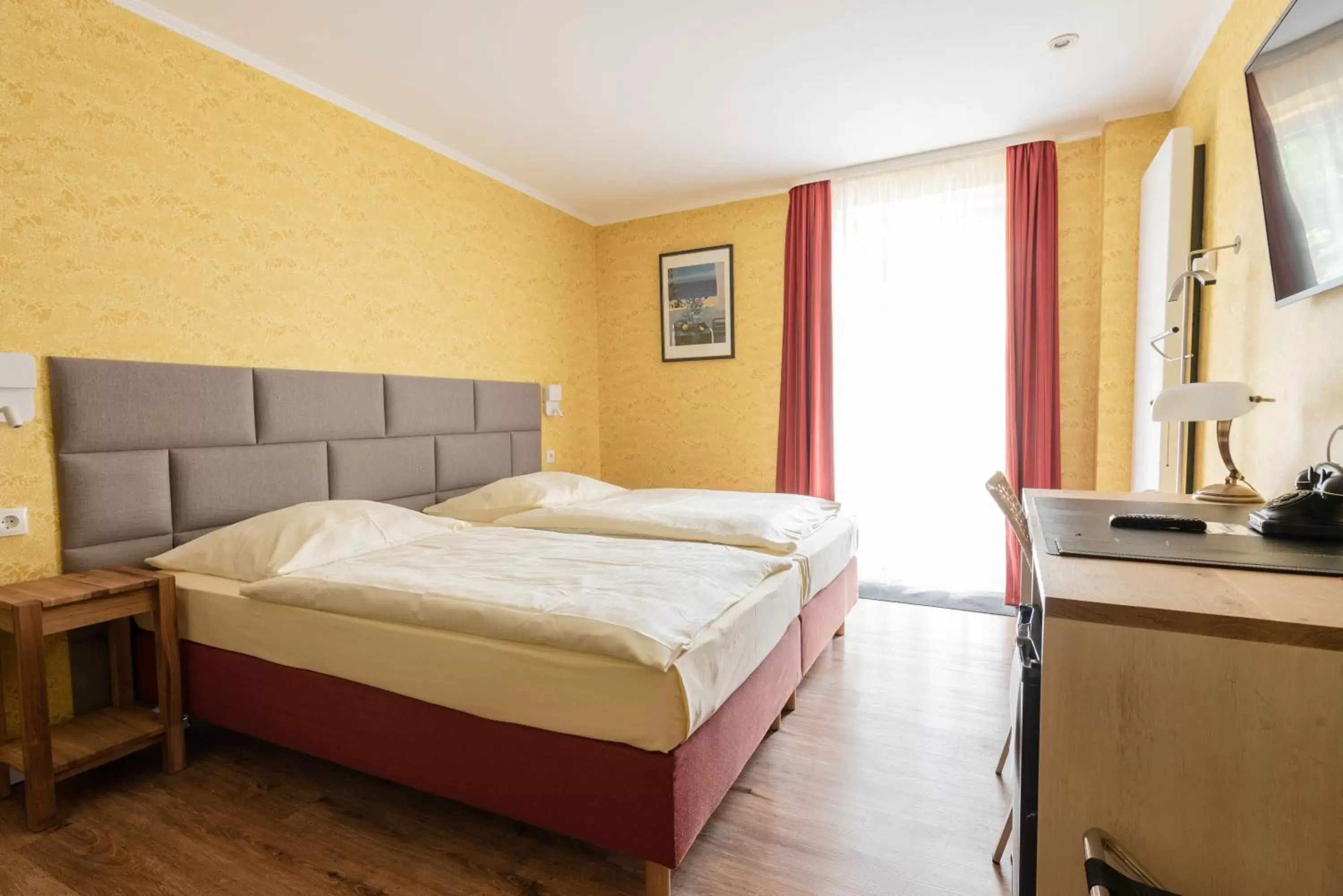 Photo of the whole room, Bed in Hotel Kurfürstenhof