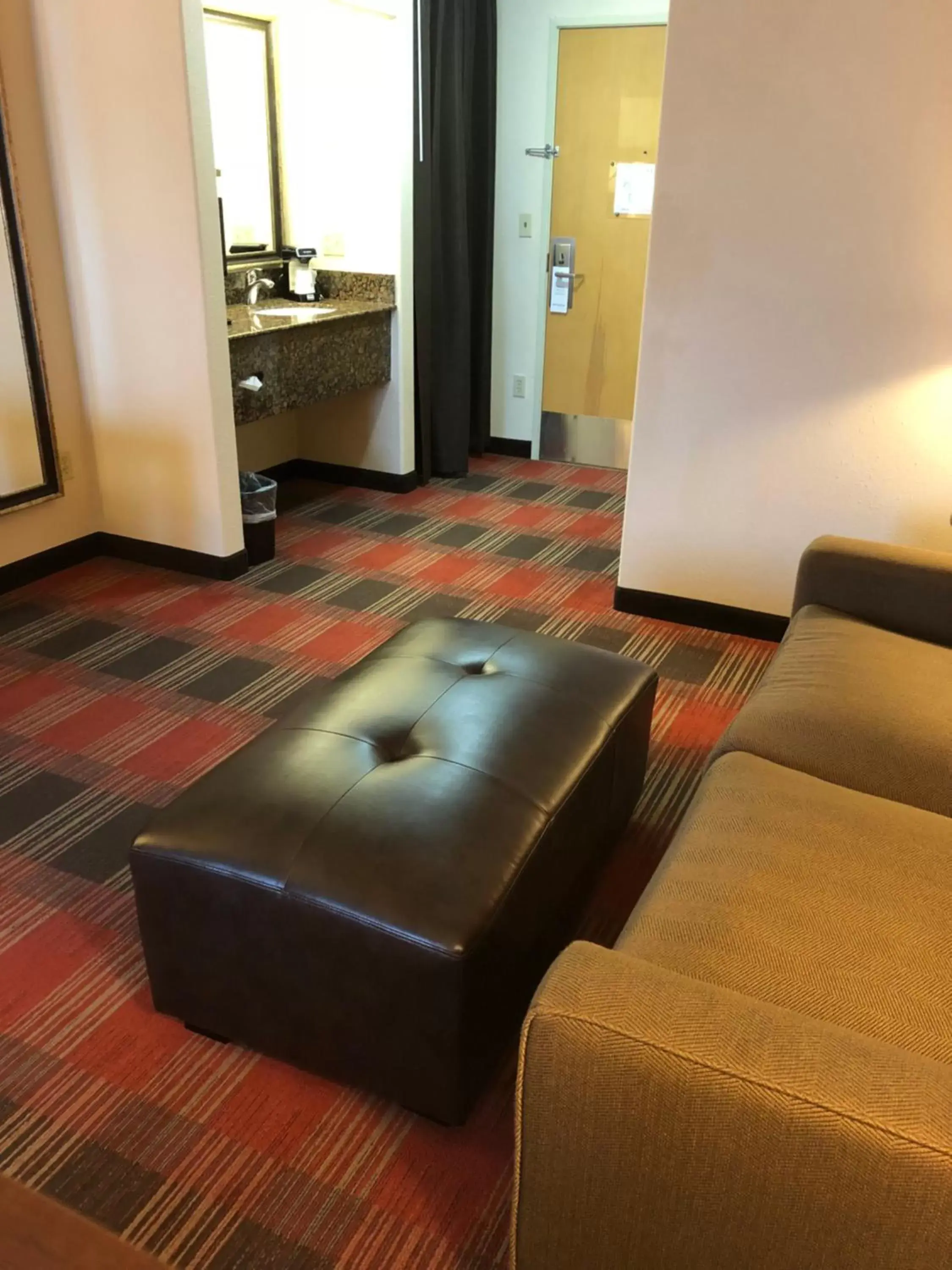 Seating area, Bed in Best Western Dallas Inn & Suites