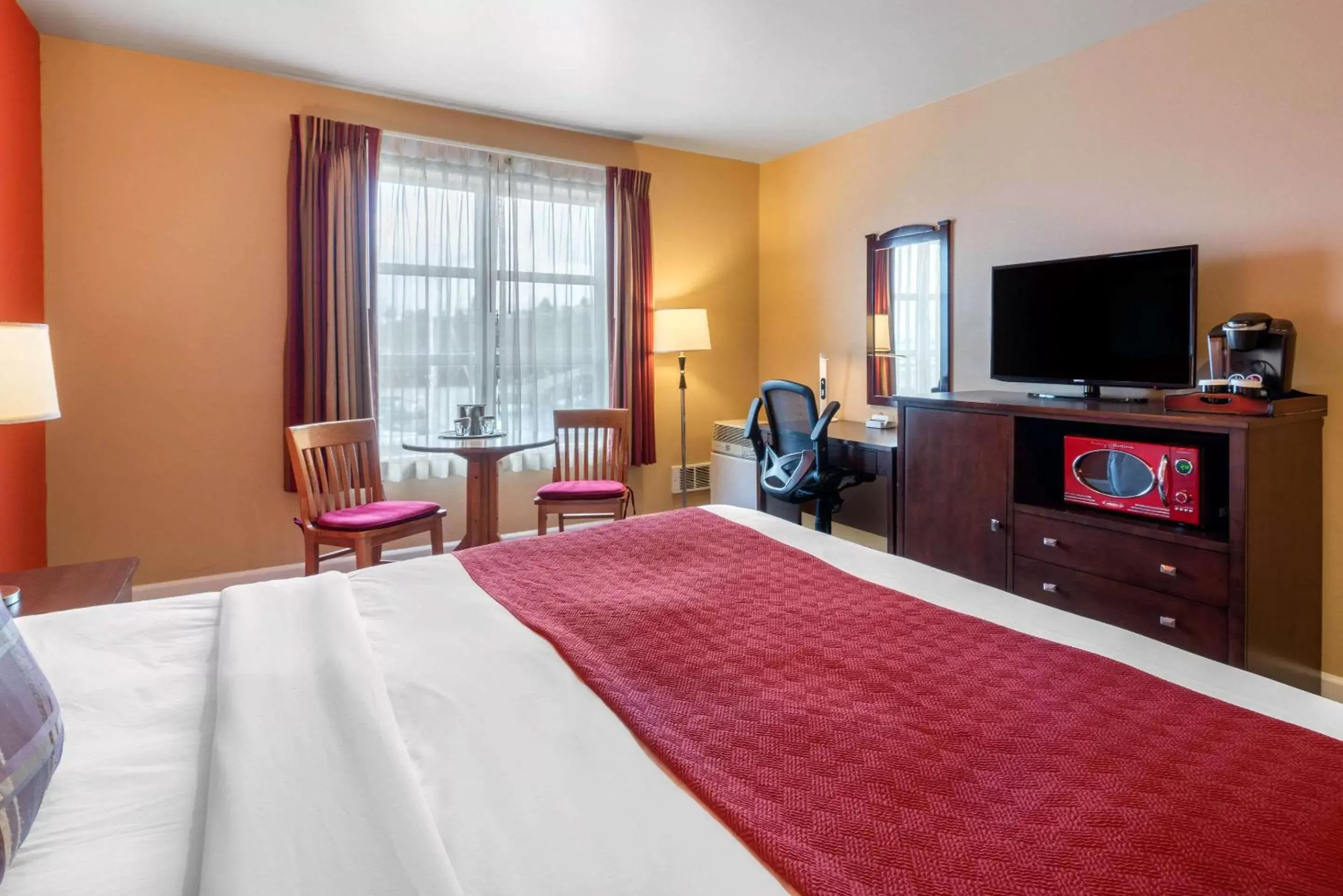 Photo of the whole room, Bed in Inn at Port Gardner-Everett Waterfront, Ascend Hotel Collection