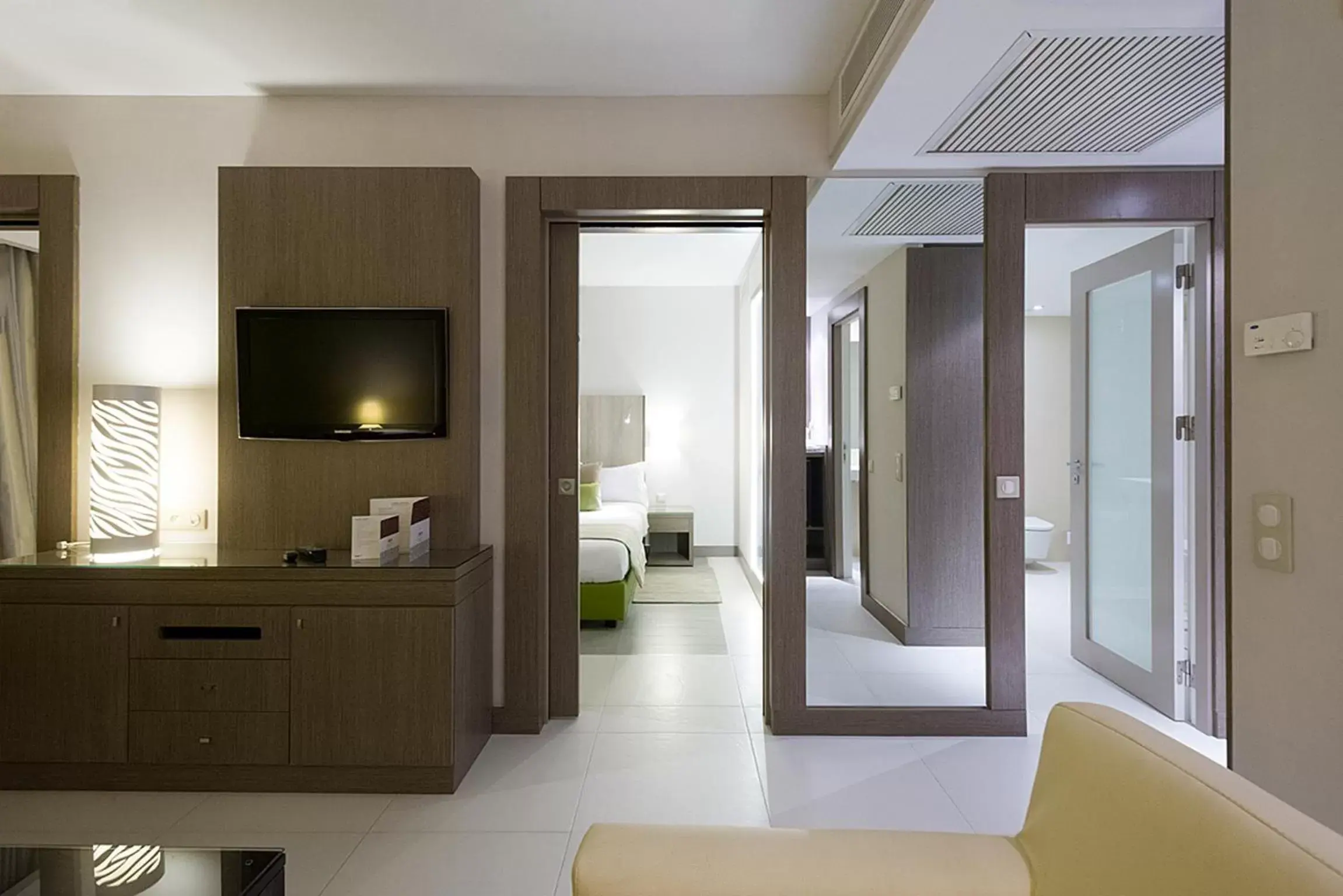 Bathroom, TV/Entertainment Center in Golf Royal Hotel