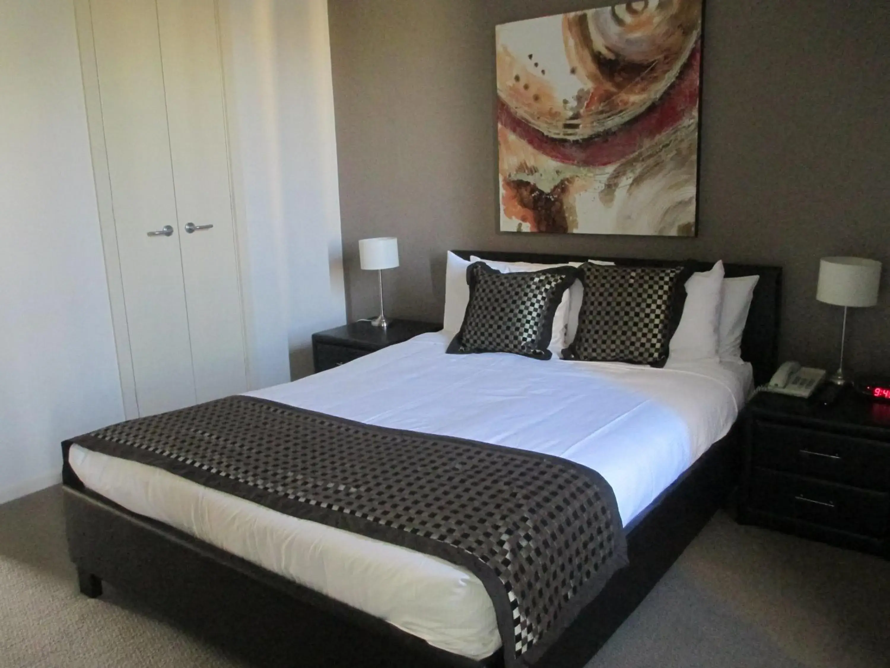 Bed in RNR Serviced Apartments Adelaide - Sturt St