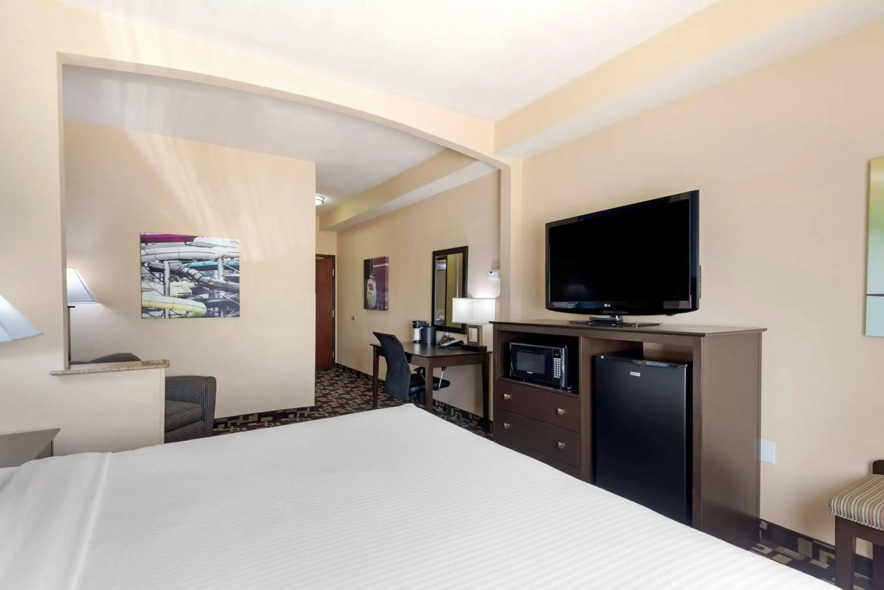 Bedroom, TV/Entertainment Center in Best Western Plus Arlington North