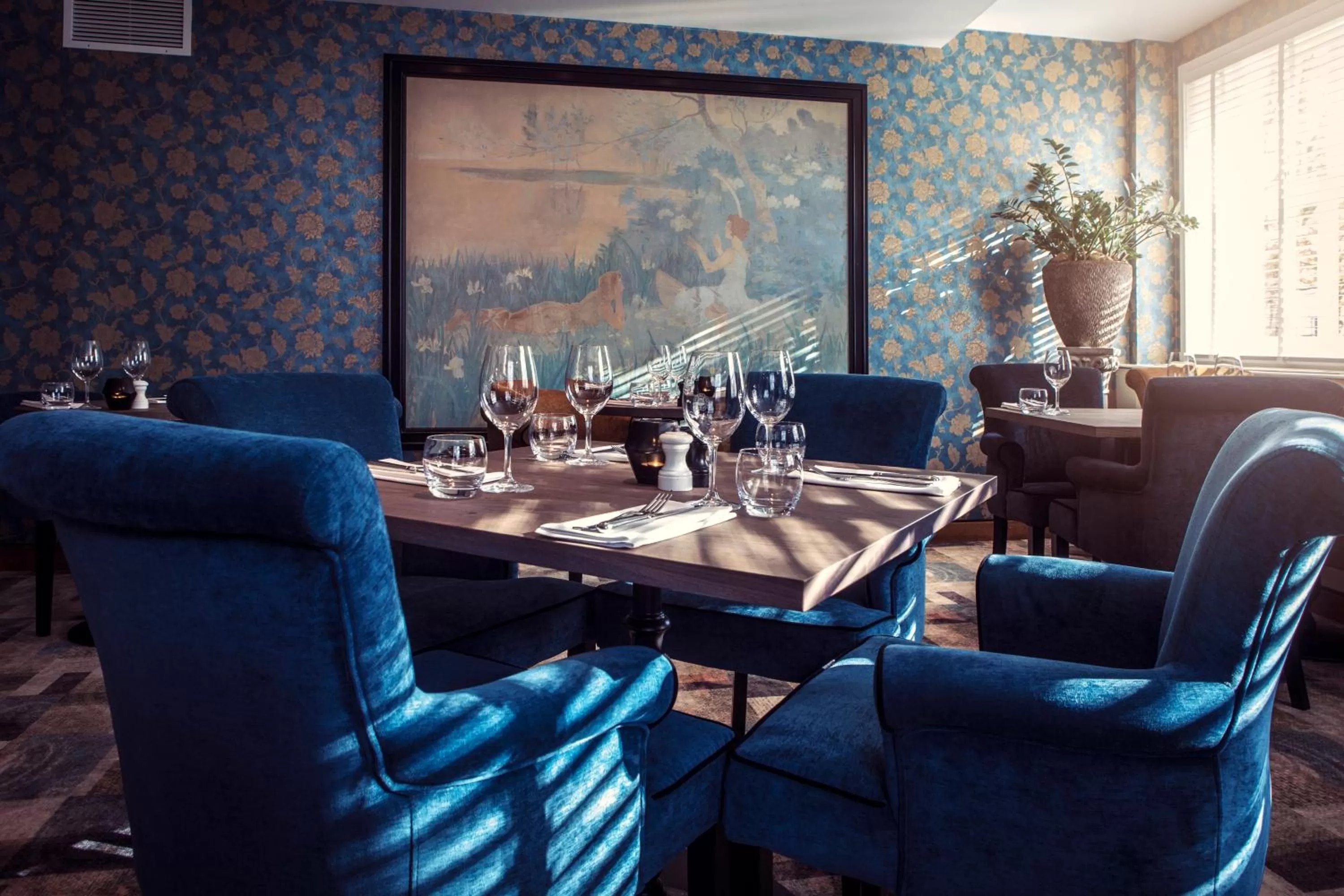 Restaurant/places to eat in Carlton Ambassador