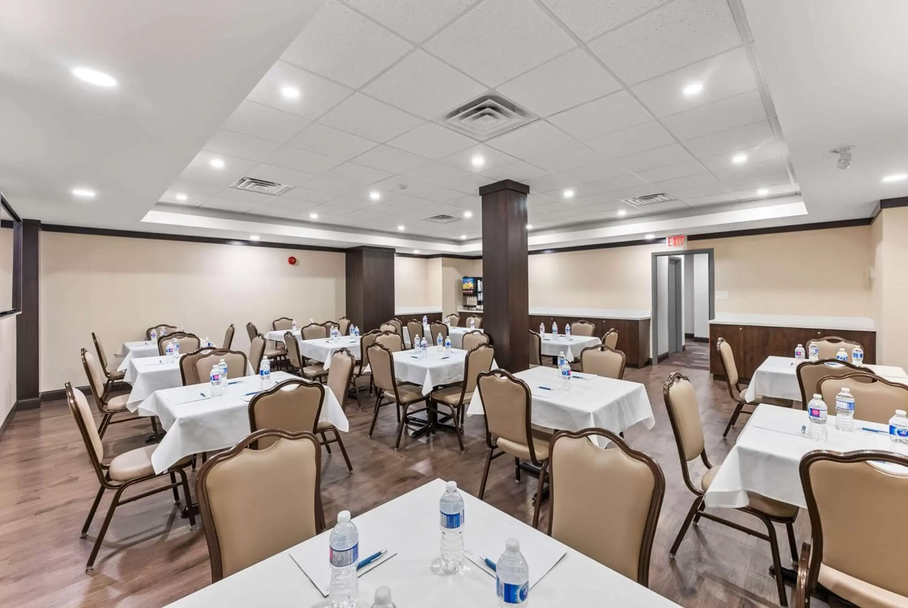 Meeting/conference room, Restaurant/Places to Eat in Ramada By Wyndham Niagara Falls near the Falls