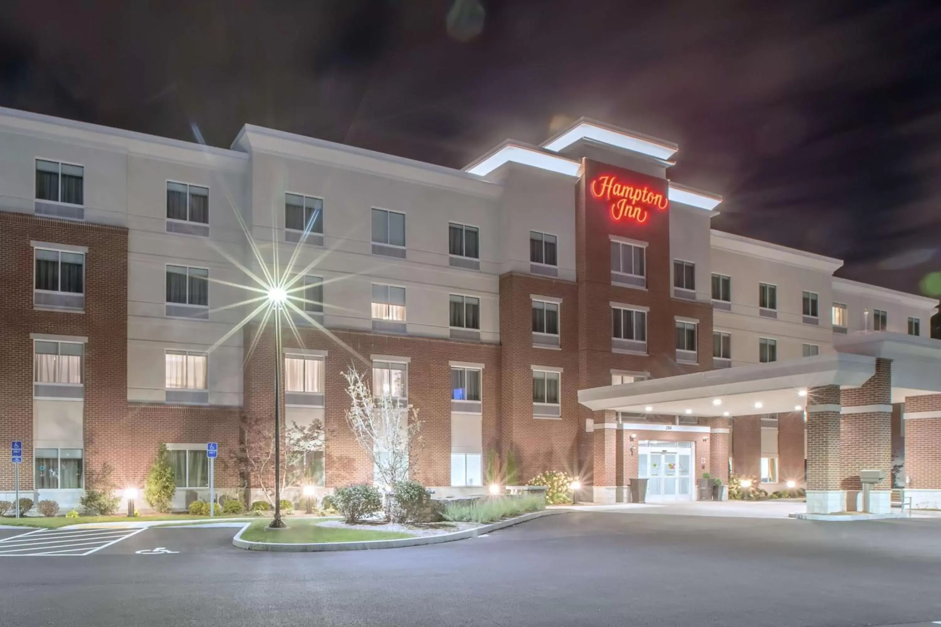 Property building in Hampton Inn by Hilton Amesbury, MA Property building in Hampton Inn by Hilton Amesbury, MA