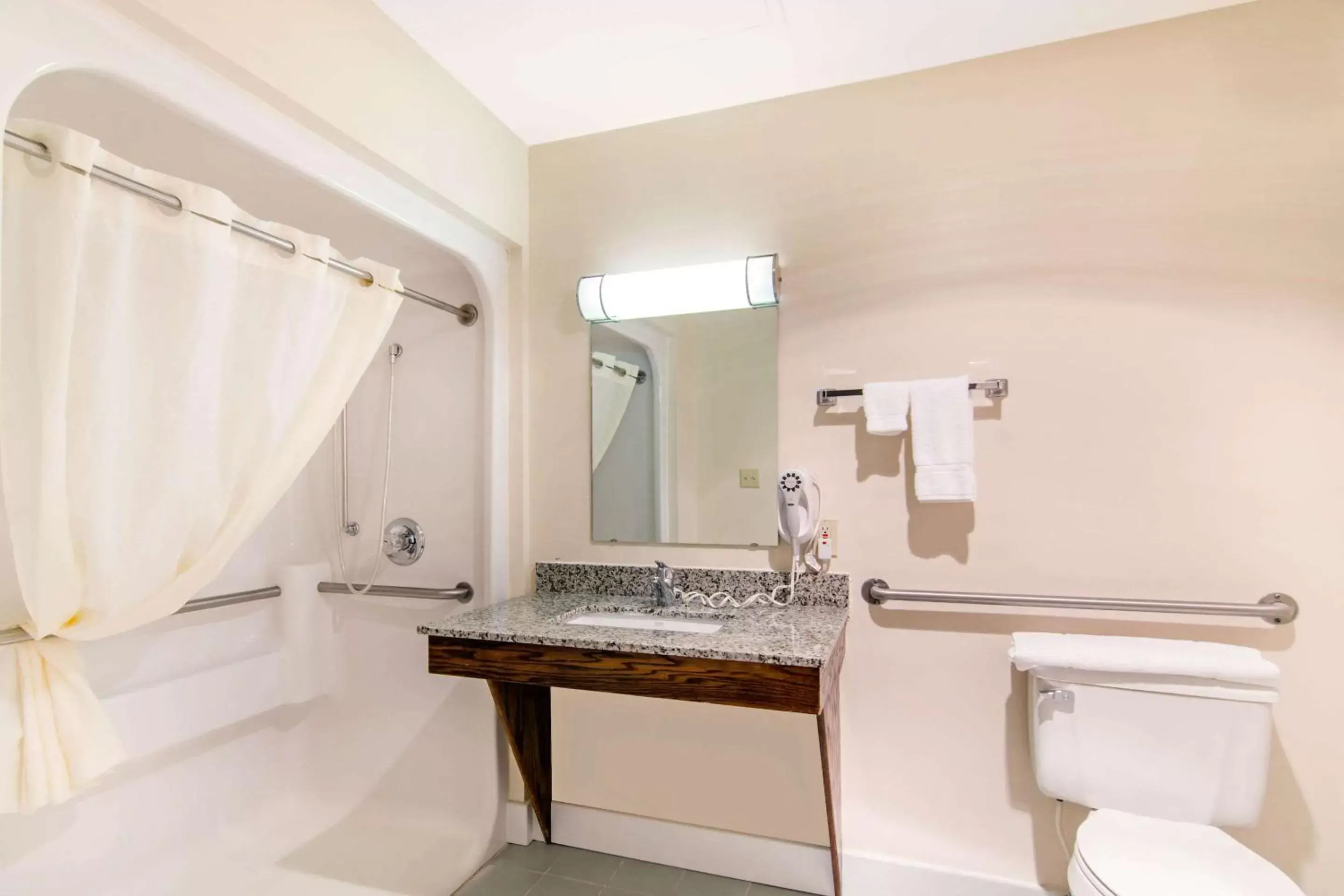 Bathroom in Quality Inn & Suites Carthage