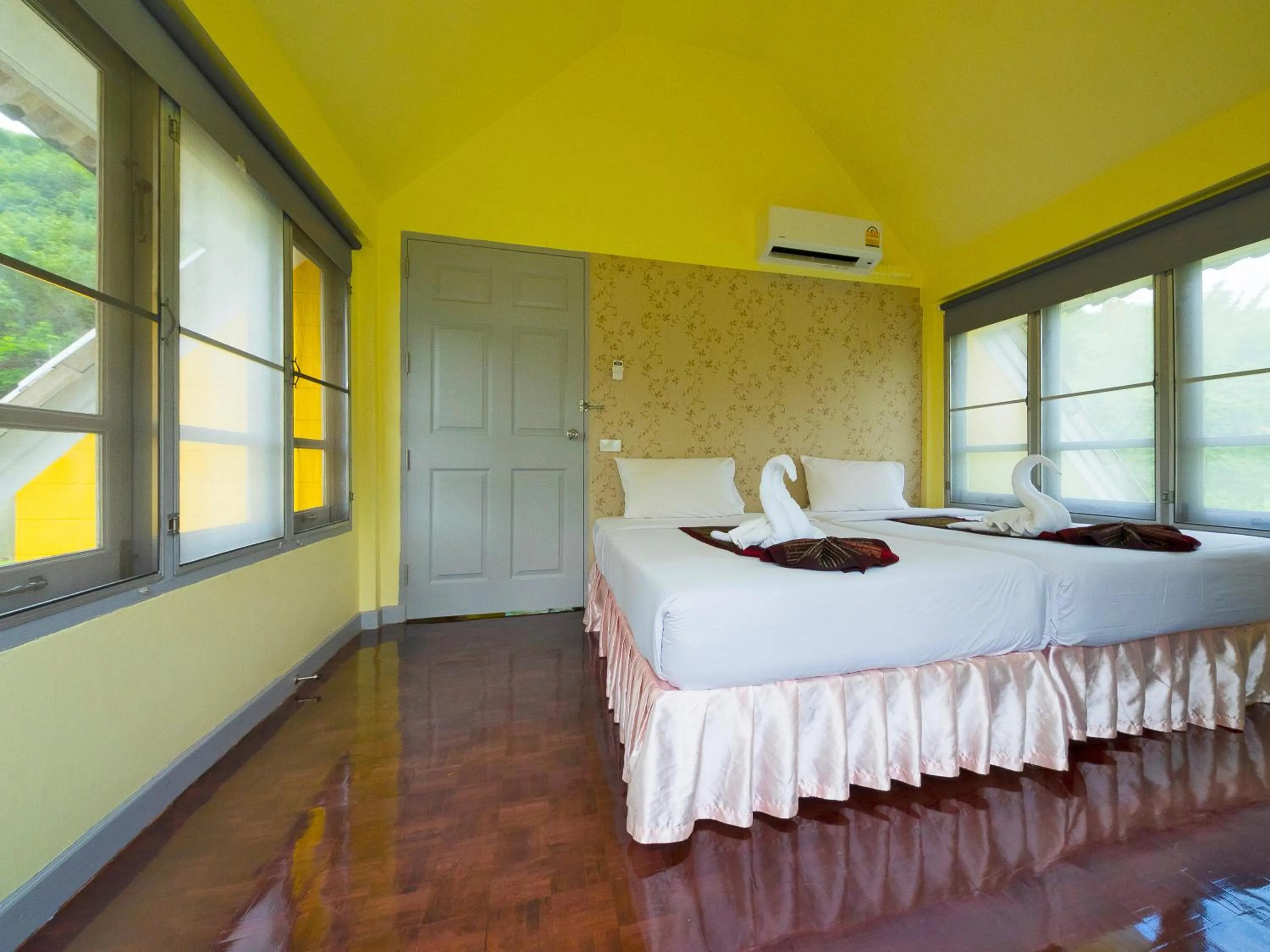 Photo of the whole room, Bed in Brookside Valley Resort